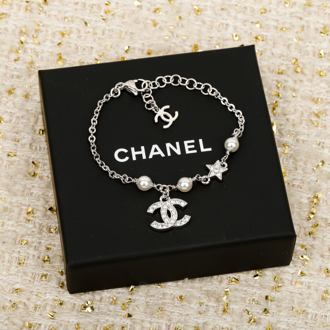 Bagsaaa Ch**el silver crystal CC bracelet