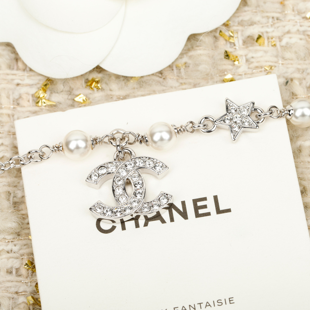 Bagsaaa Ch**el silver crystal CC bracelet