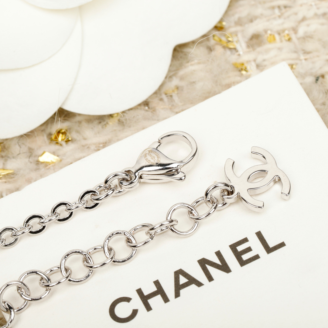 Bagsaaa Ch**el silver crystal CC bracelet