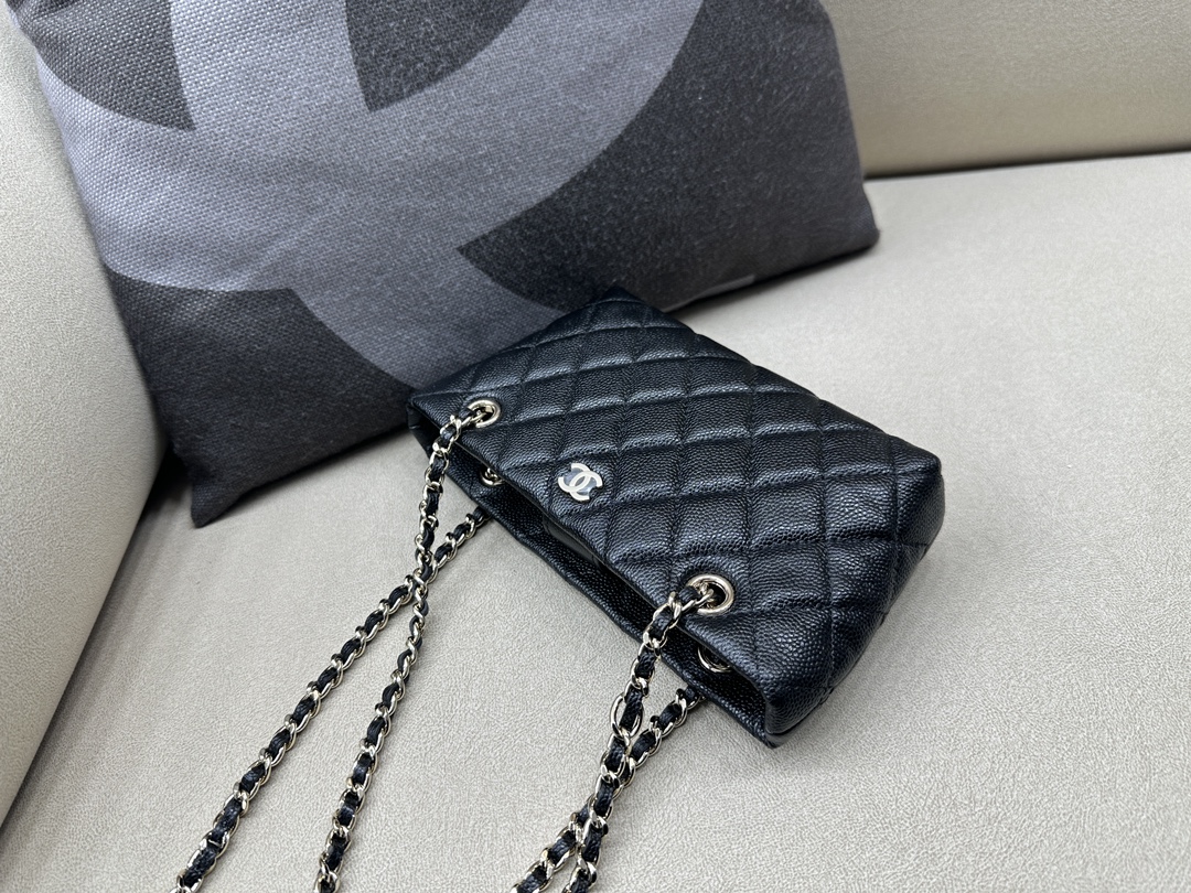 Bagsaaa Ch**el Timeless Classics black caviar leather - 17cm