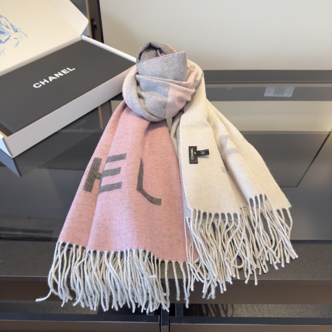 Bagsaaa Ch**el Cashmere CC Fringe Stole in pink and white