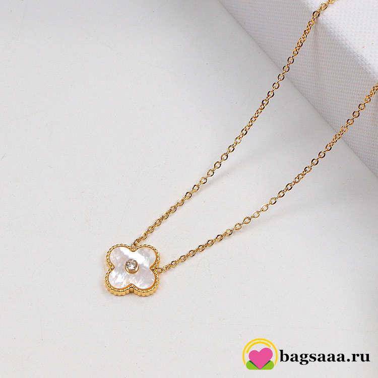 Bagsaaa V*n Cl**f & Arp*1s Vintage Alhambra pendant necklace in yellow gold with a mother-of-pearl