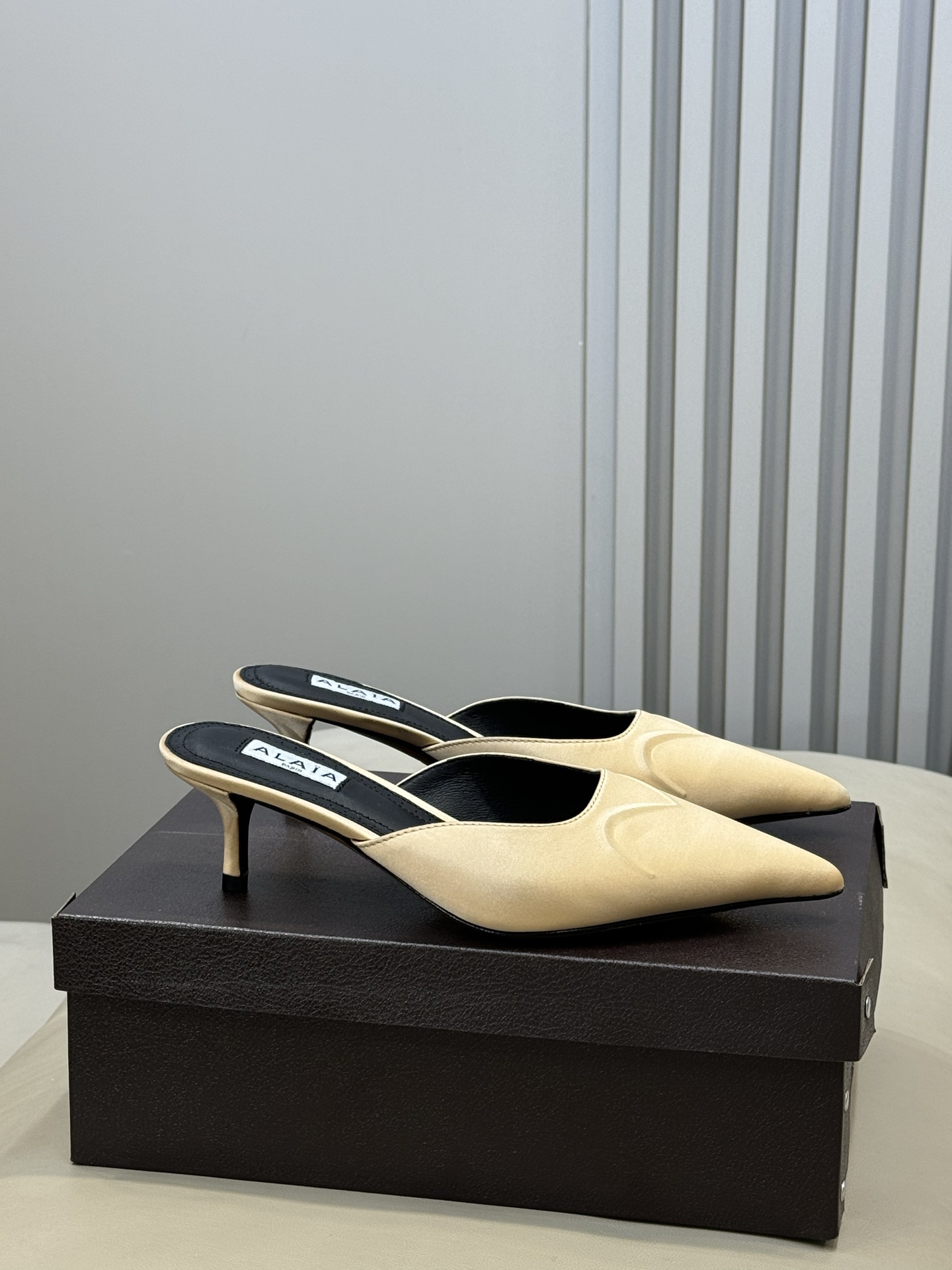 Bagsaaa Alaïa pointed-toe mules in cream