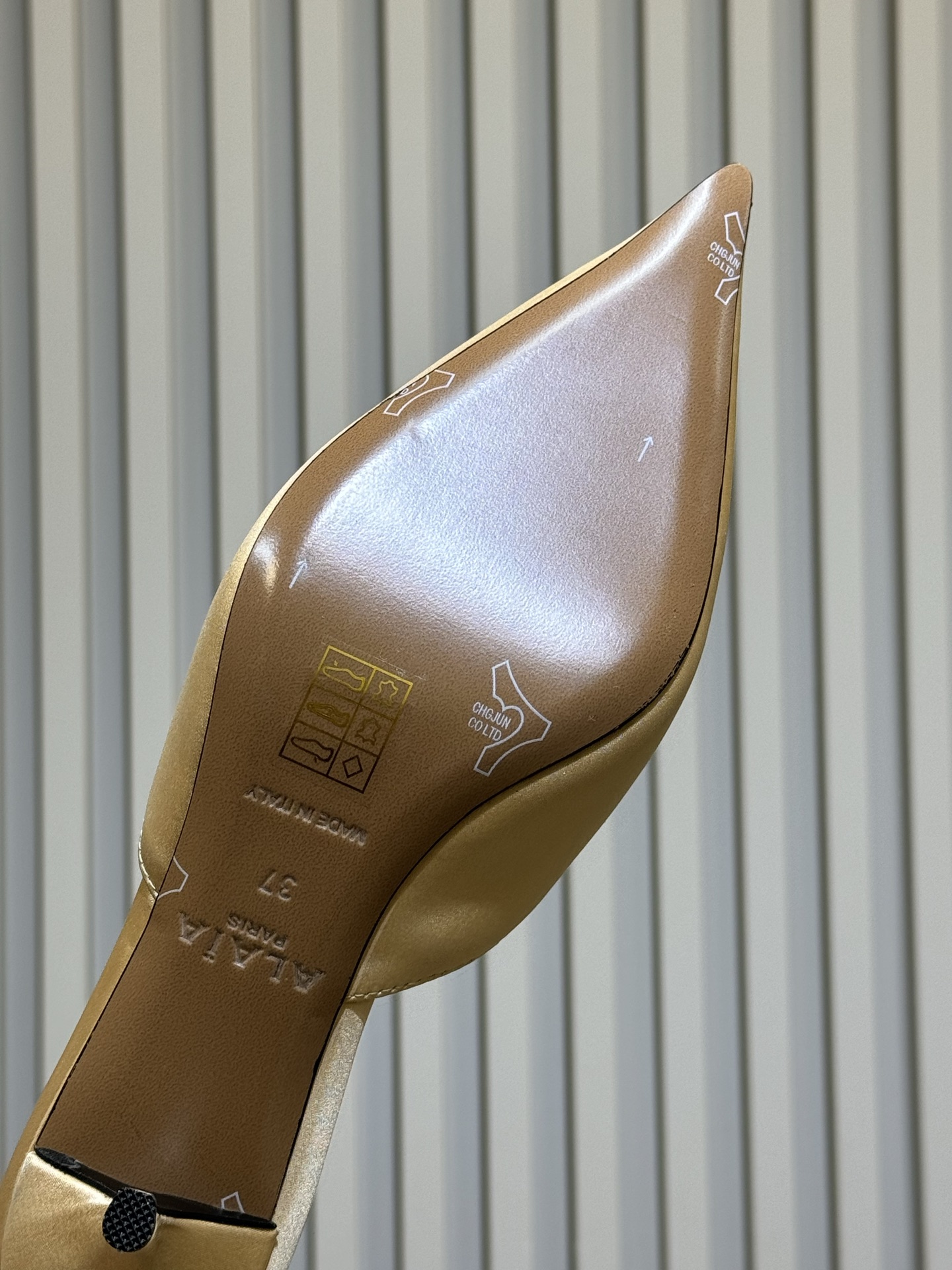 Bagsaaa Alaïa pointed-toe mules in cream