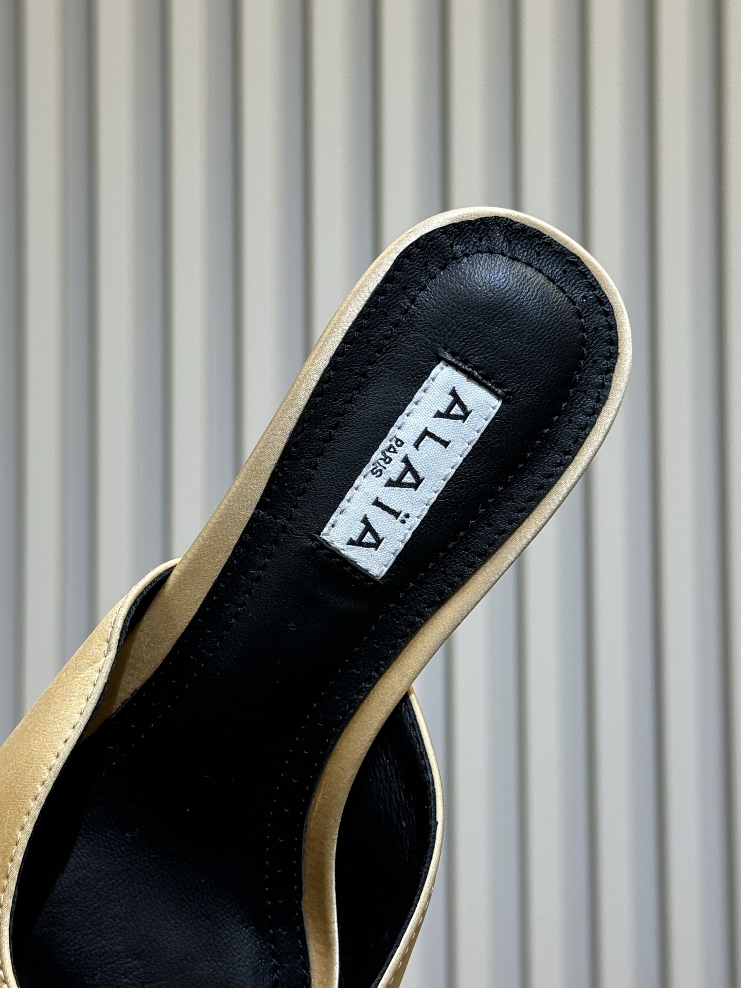 Bagsaaa Alaïa pointed-toe mules in cream