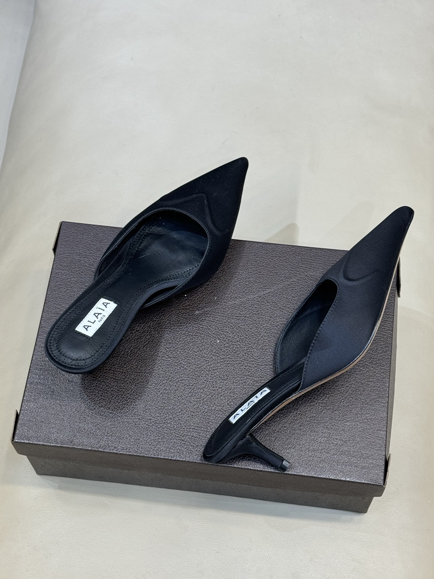 Bagsaaa Alaïa pointed-toe mules in black