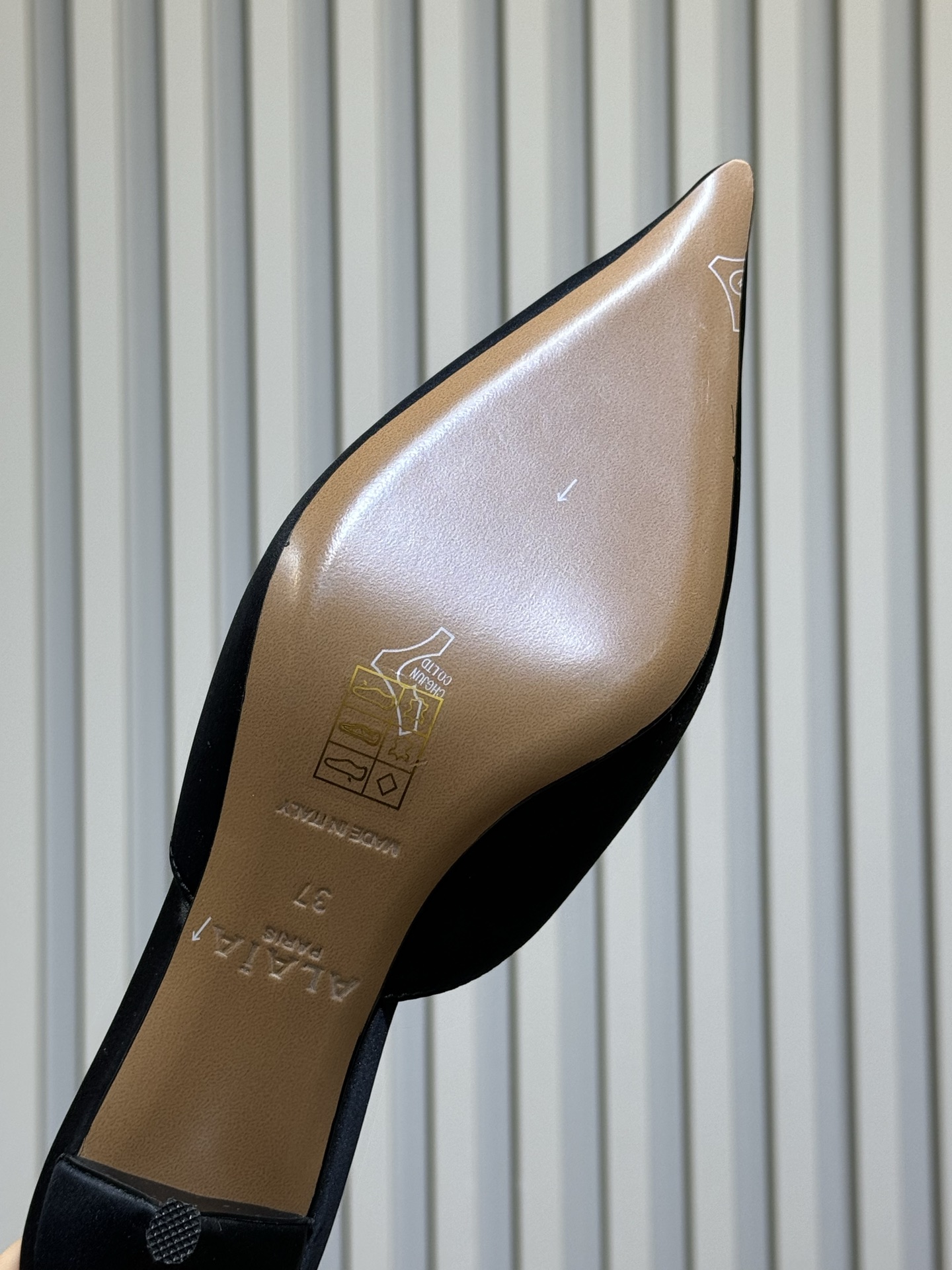 Bagsaaa Alaïa pointed-toe mules in black