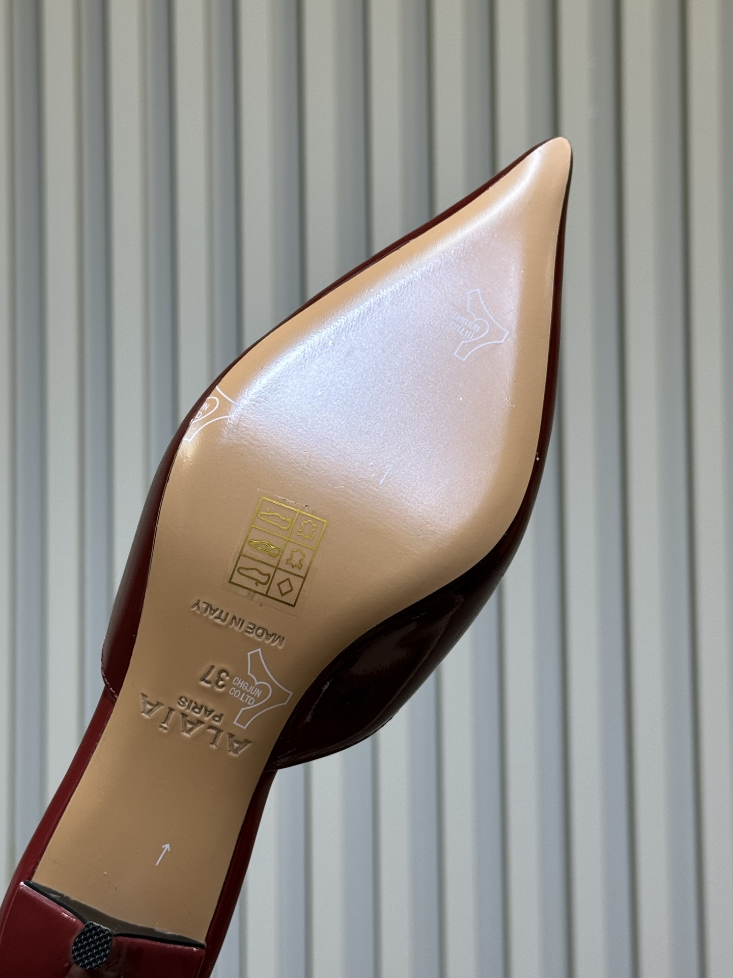 Bagsaaa Alaïa pointed-toe mules in red patent