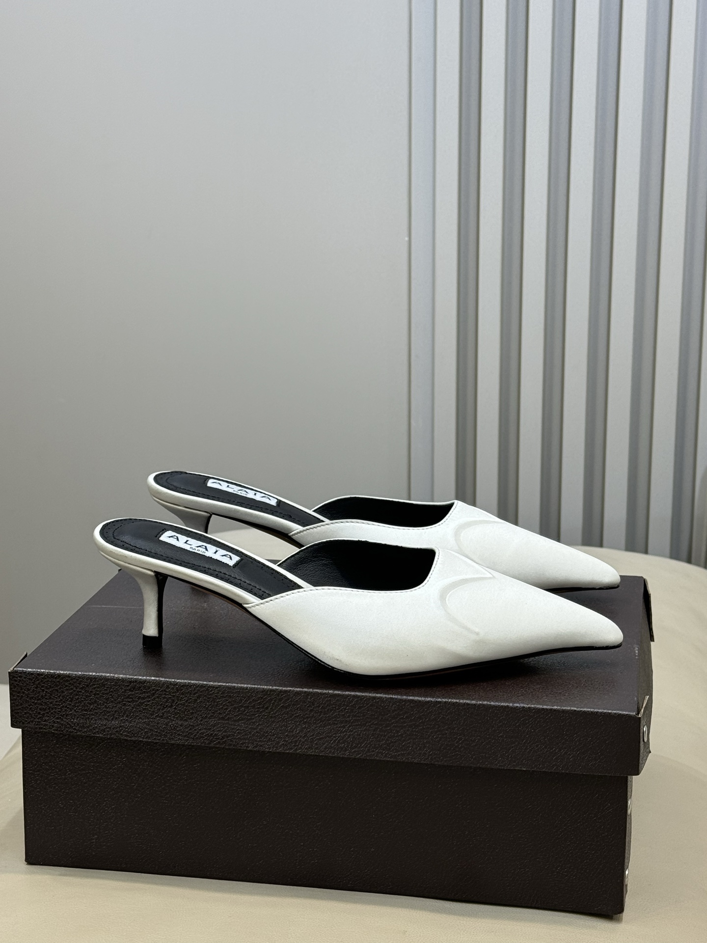 Bagsaaa Alaïa pointed-toe mules in white