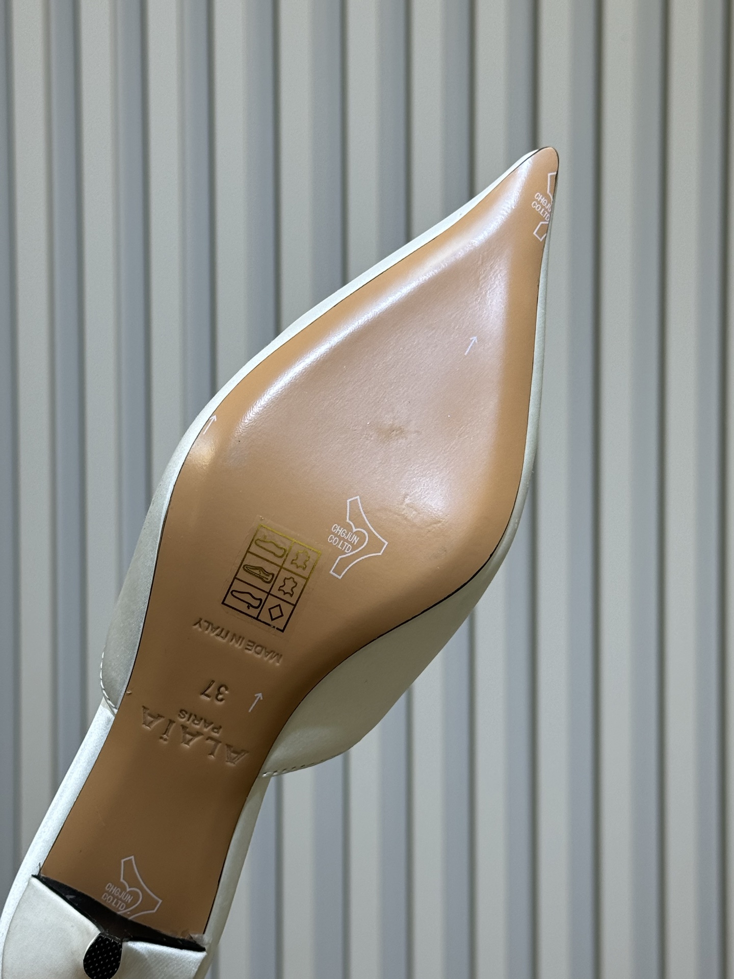 Bagsaaa Alaïa pointed-toe mules in white