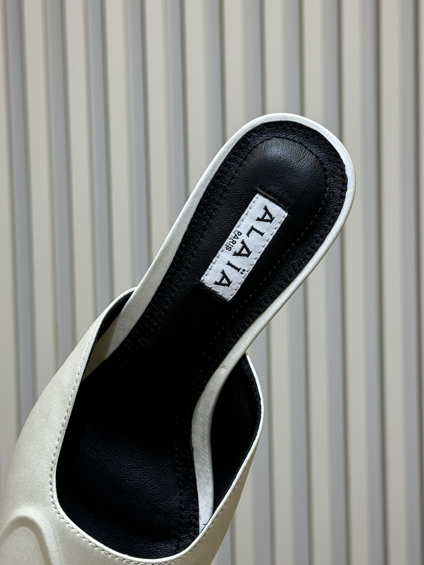 Bagsaaa Alaïa pointed-toe mules in white
