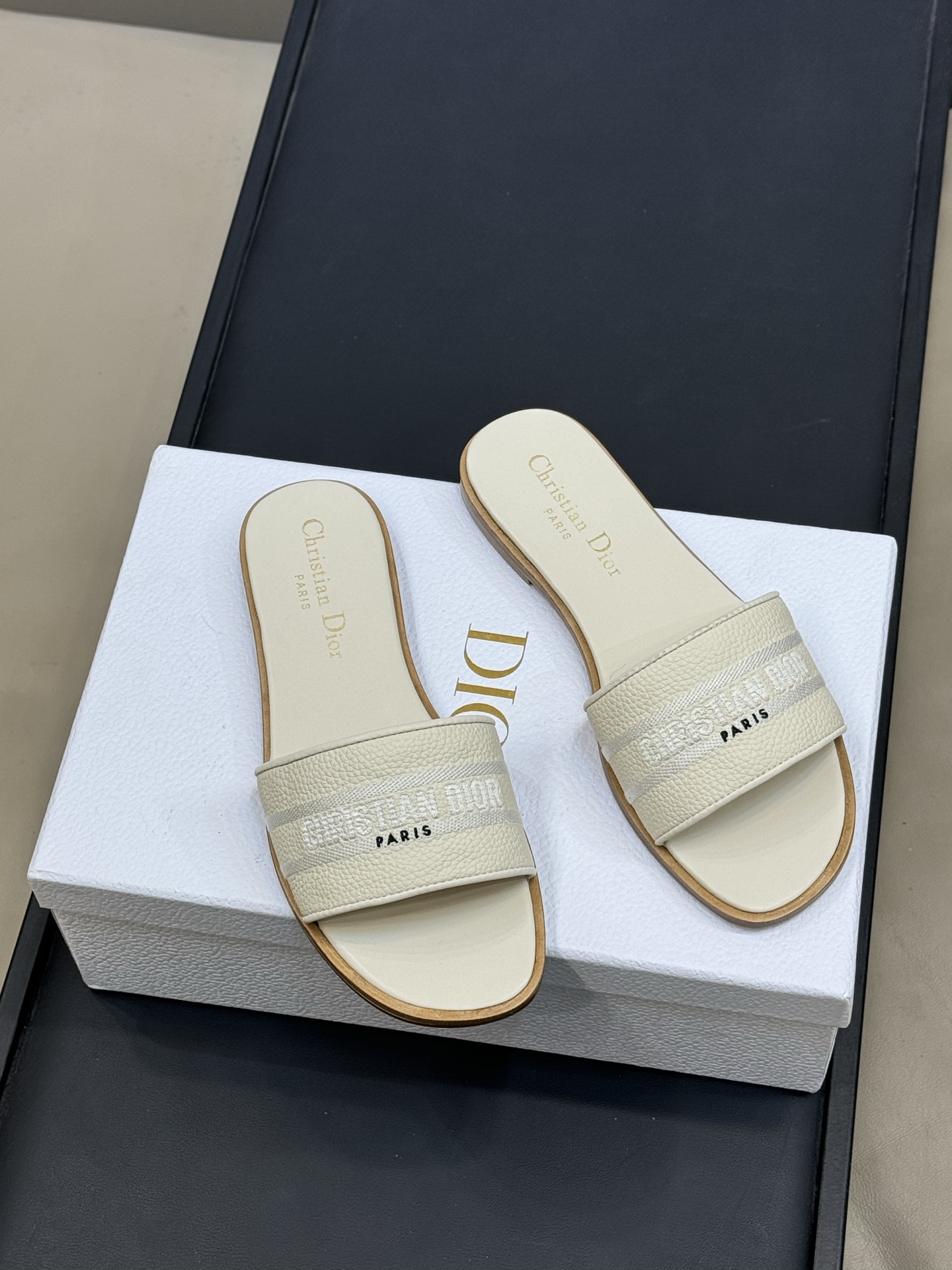 Bagsaaa D10r Dway Slide White Grained Calfskin