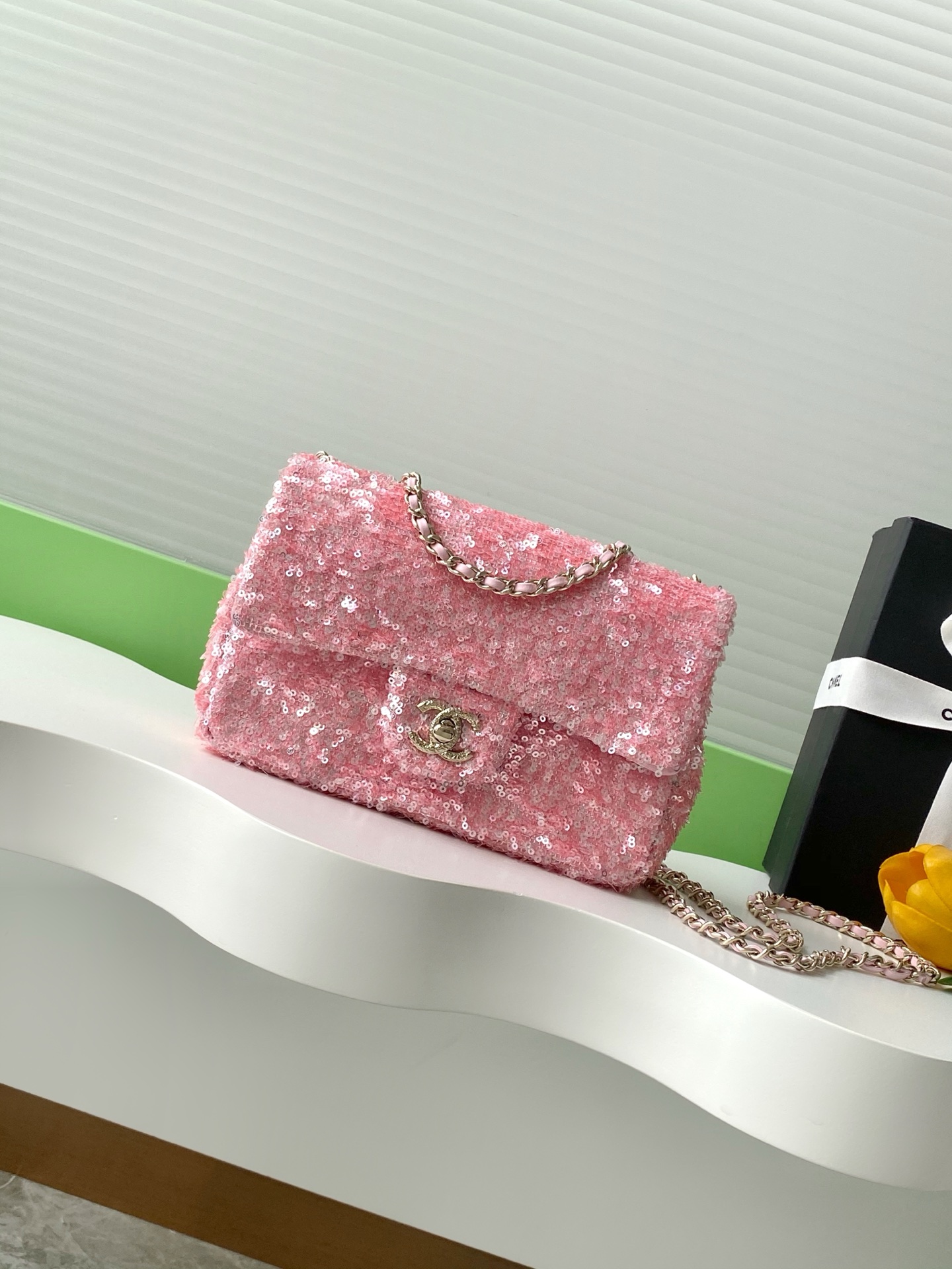 Bagsaaa Ch**el small flap bag in pink and white sequins with gold-tone metal - 21cm