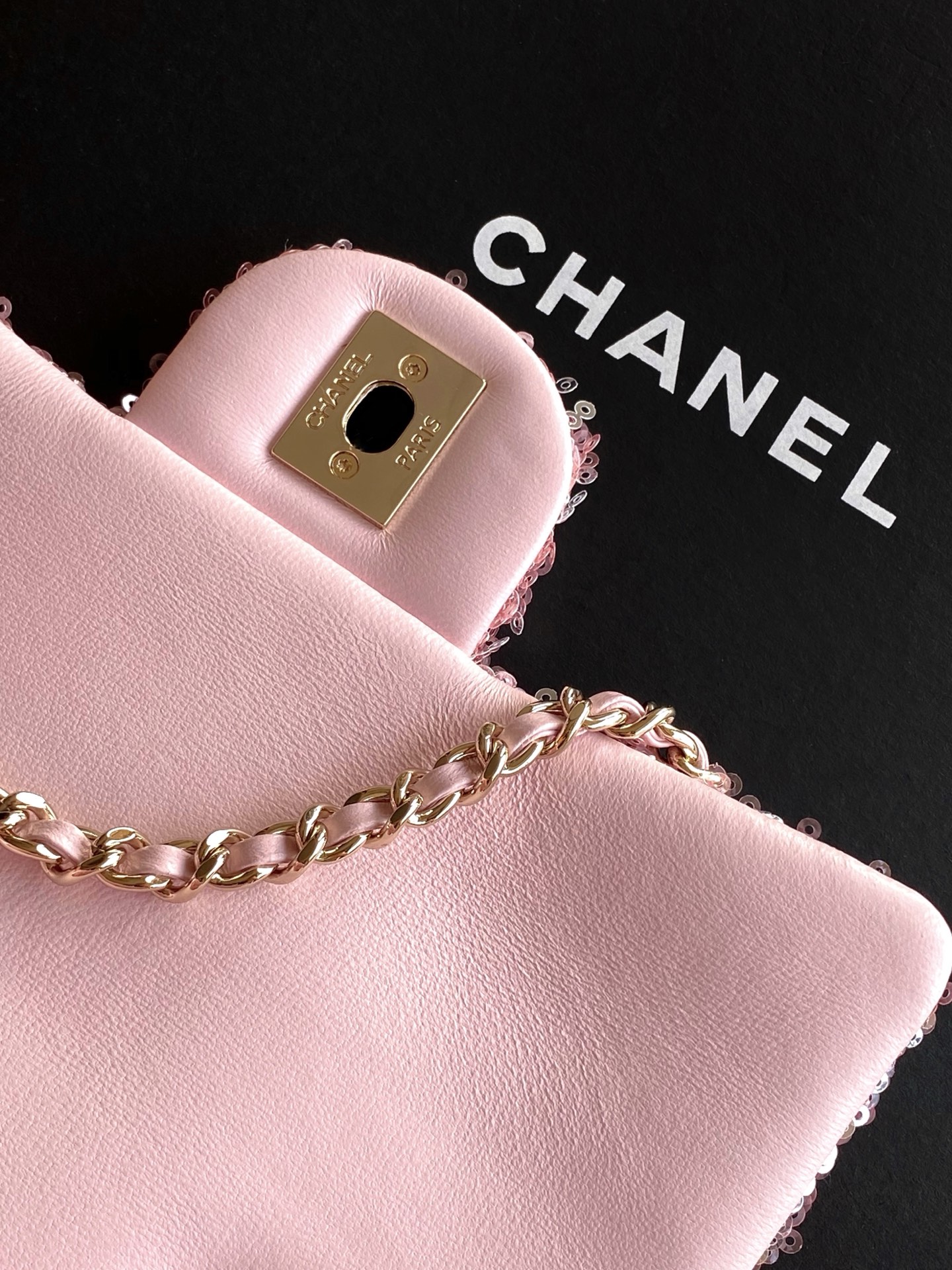 Bagsaaa Ch**el small flap bag in pink and white sequins with gold-tone metal - 21cm