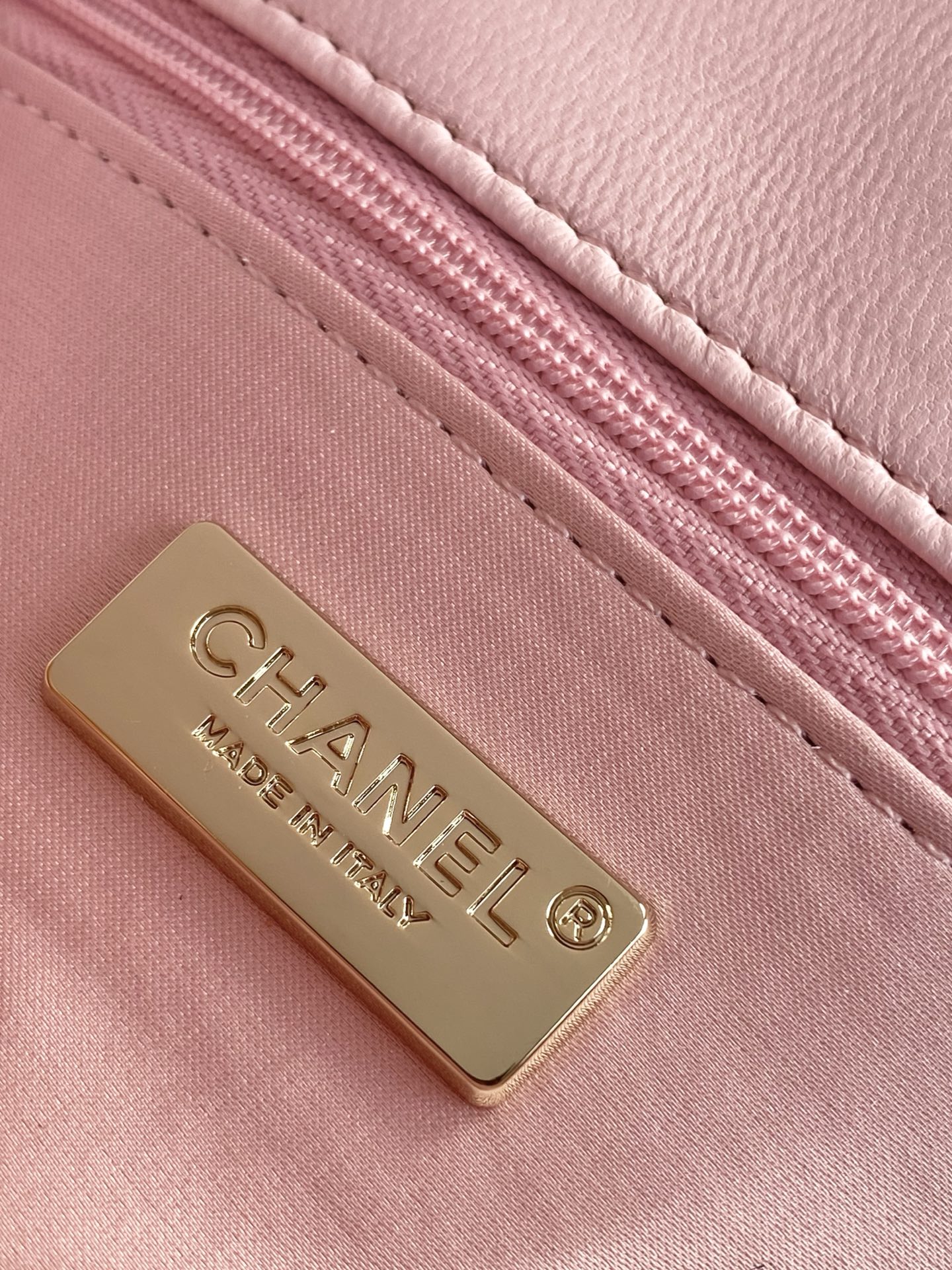 Bagsaaa Ch**el small flap bag in pink and white sequins with gold-tone metal - 21cm