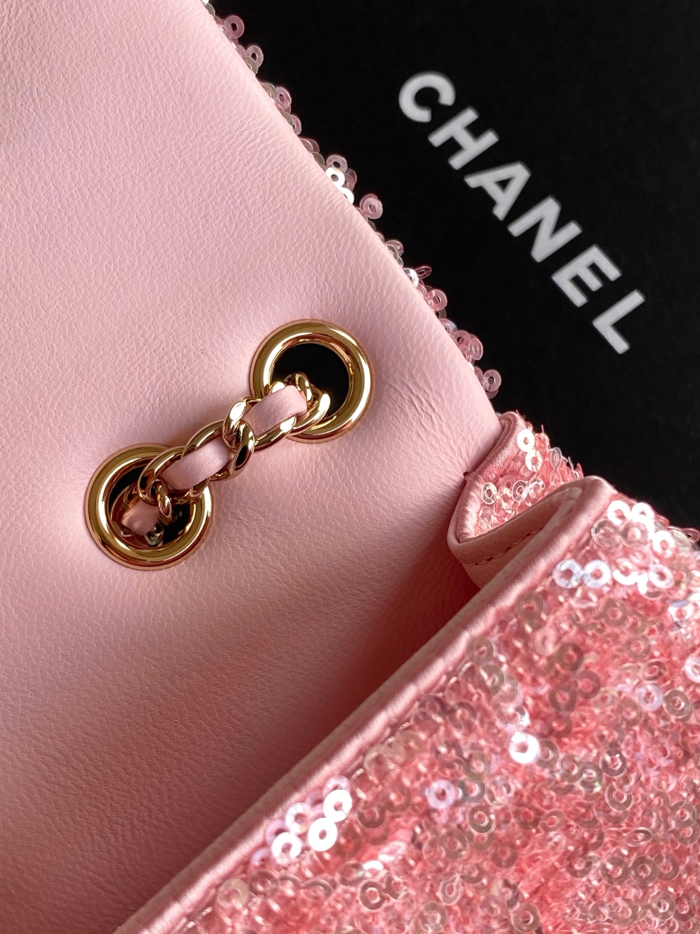 Bagsaaa Ch**el small flap bag in pink and white sequins with gold-tone metal - 21cm