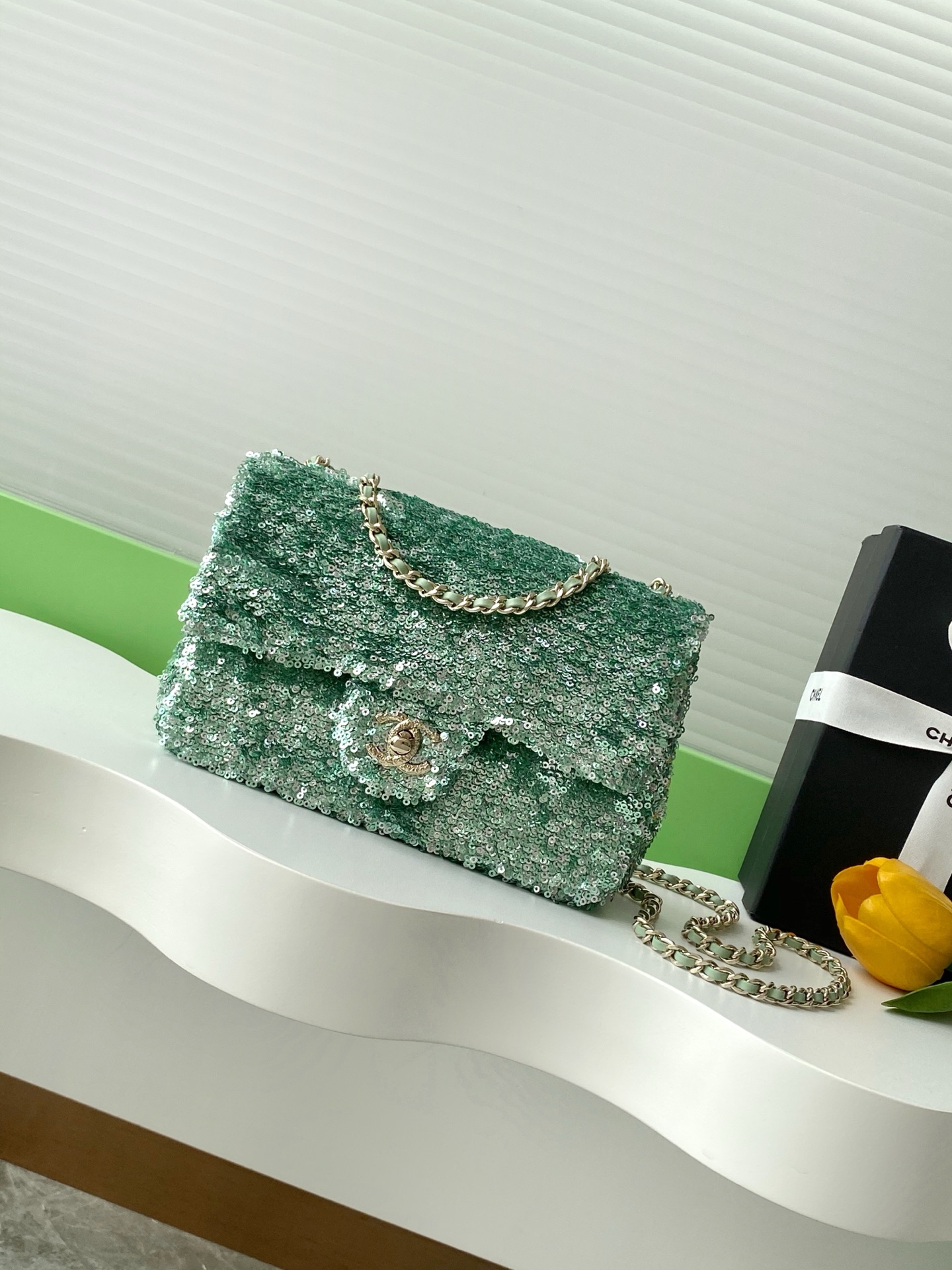 Bagsaaa Ch**el small flap bag in green and white sequins with gold-tone metal - 21cm