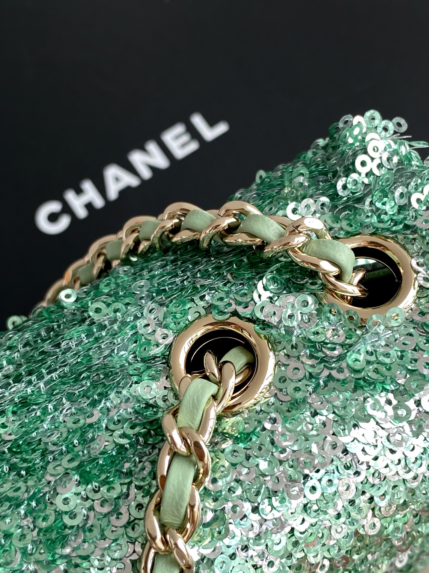 Bagsaaa Ch**el small flap bag in green and white sequins with gold-tone metal - 21cm