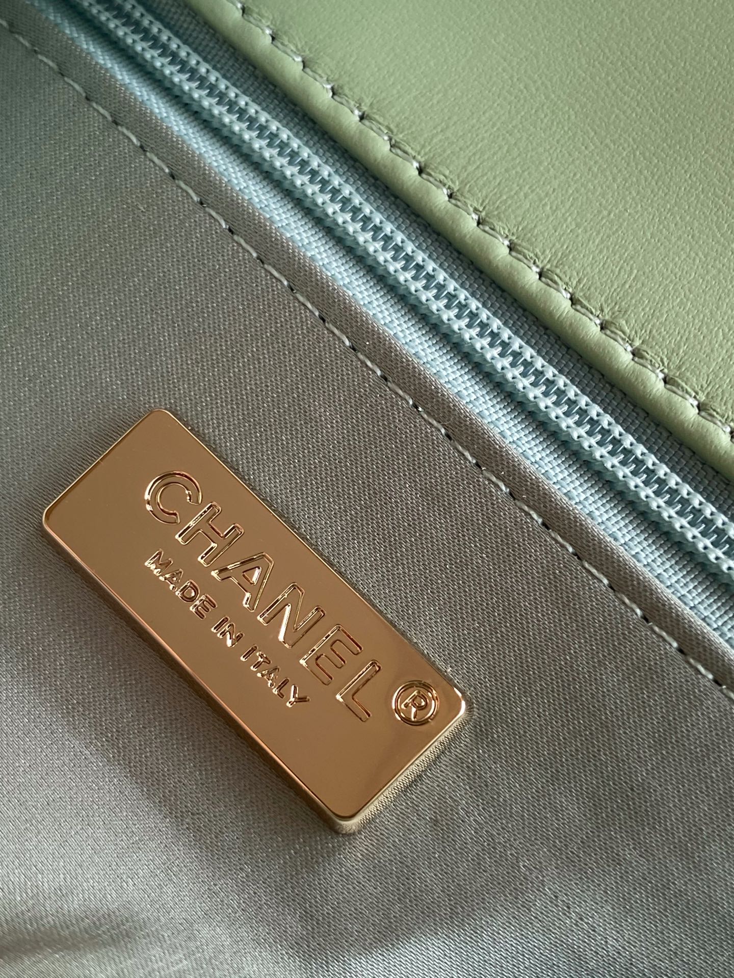 Bagsaaa Ch**el small flap bag in green and white sequins with gold-tone metal - 21cm
