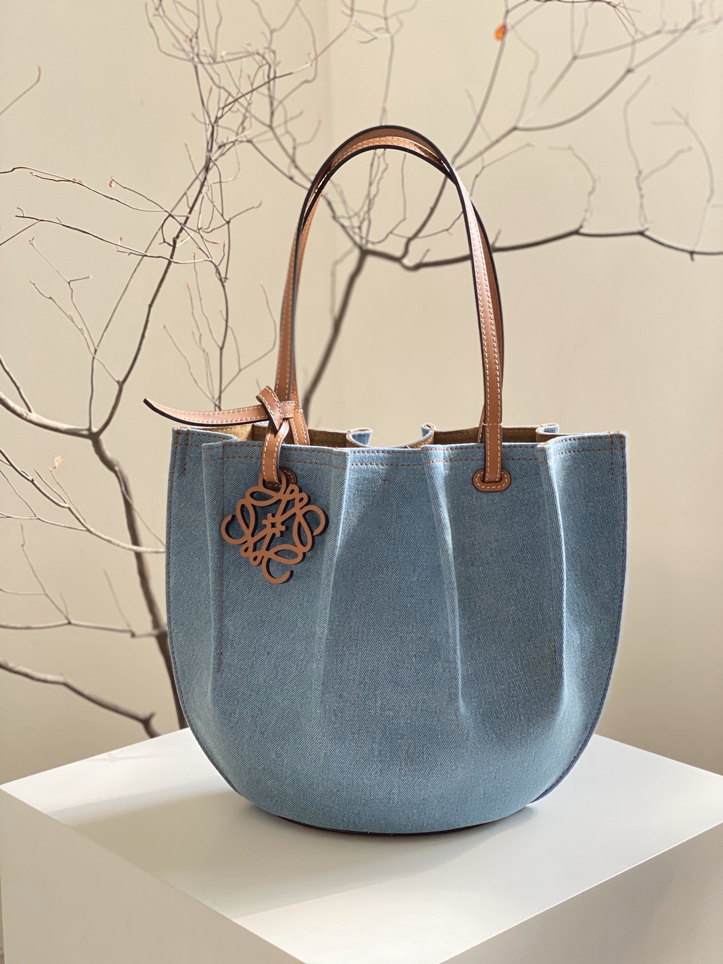Bagsaaa L0ew* Paula's Ibiza Denim Shell Tote bag in blue denim with tan - 28cm