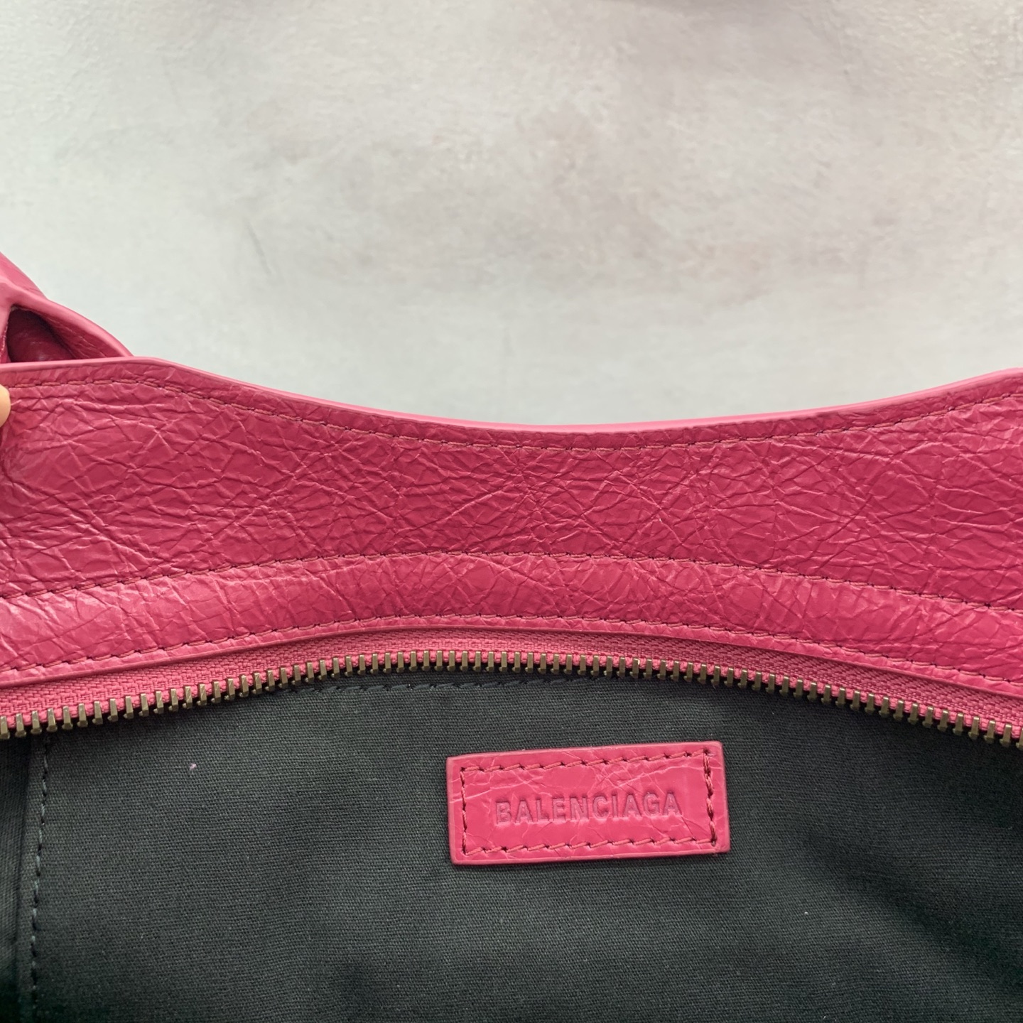 Bagsaaa Ba1en*iaga Le City East/West shoulder bag pink - 31cm