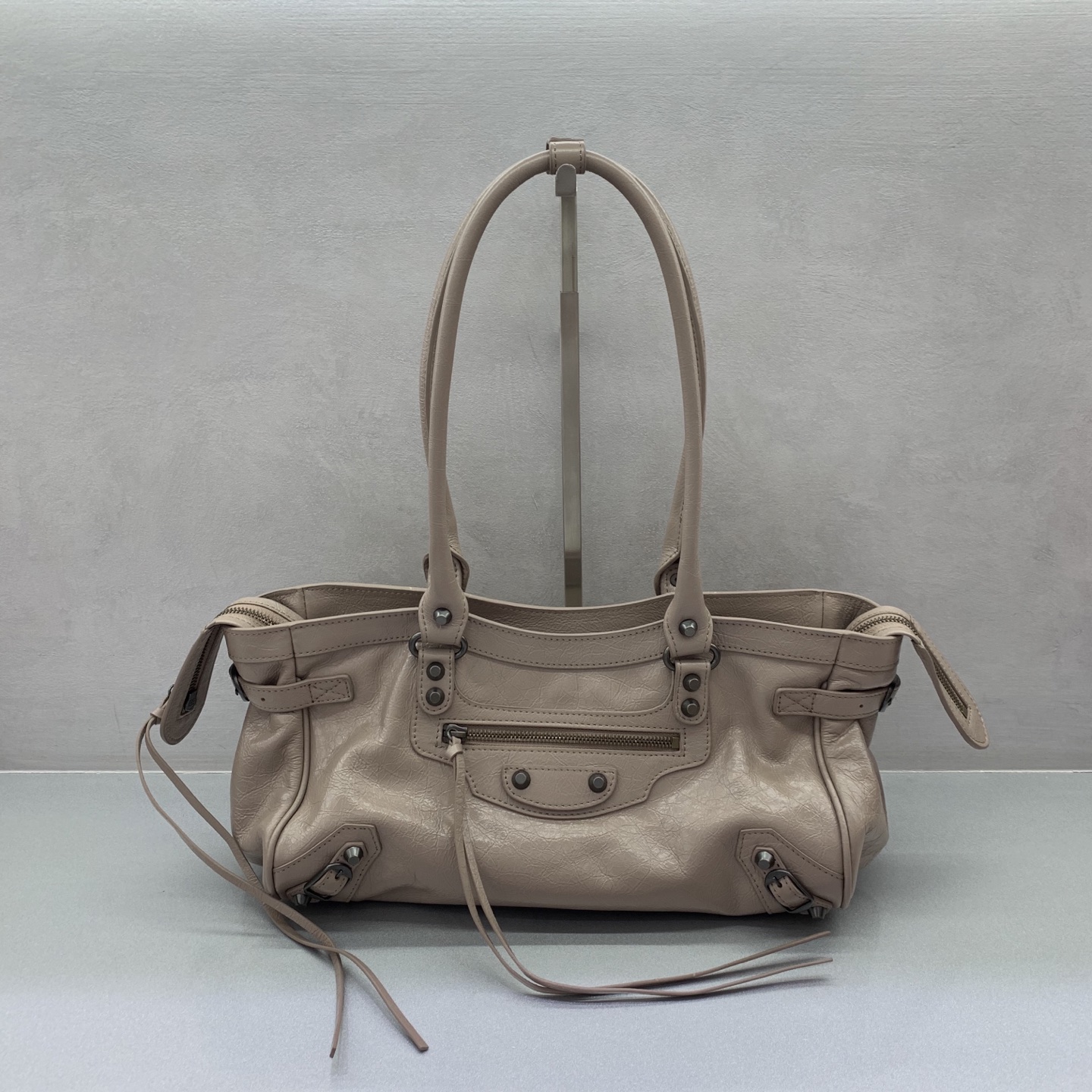 Bagsaaa Ba1en*iaga Le City East/West shoulder bag beige - 31cm