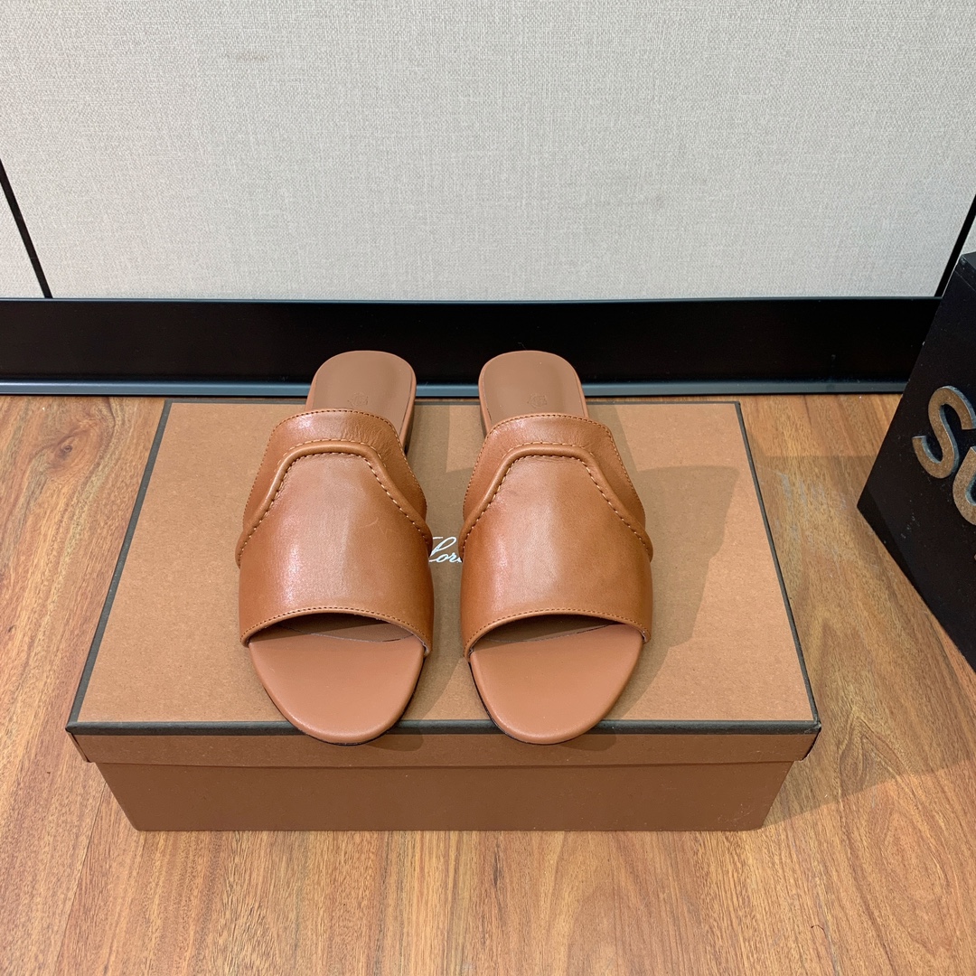 Bagsaaa L0r0 P1ana Sesia leather slides in tan