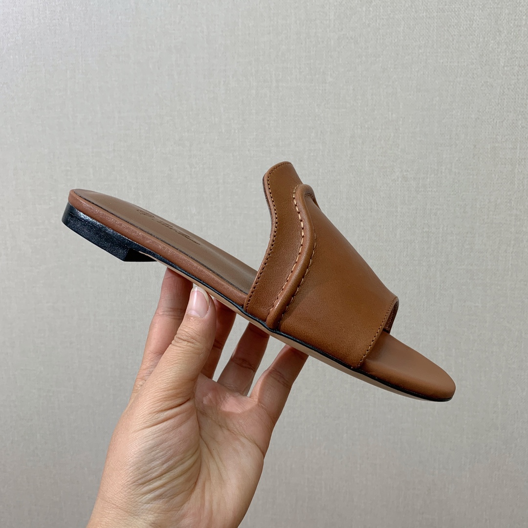 Bagsaaa L0r0 P1ana Sesia leather slides in tan