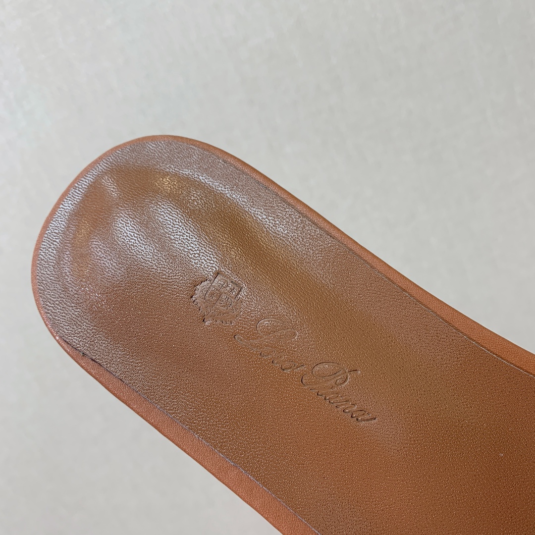 Bagsaaa L0r0 P1ana Sesia leather slides in tan