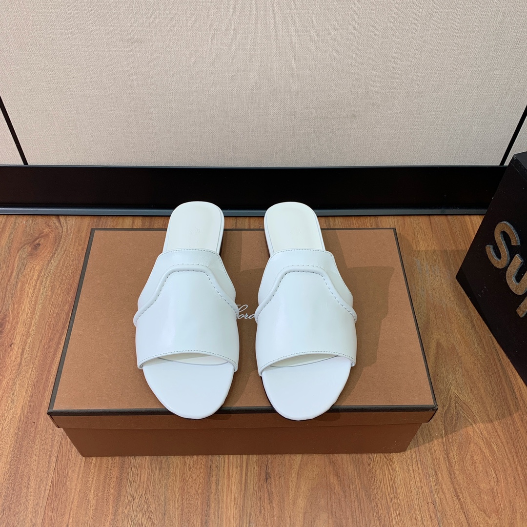Bagsaaa L0r0 P1ana Sesia leather slides in white