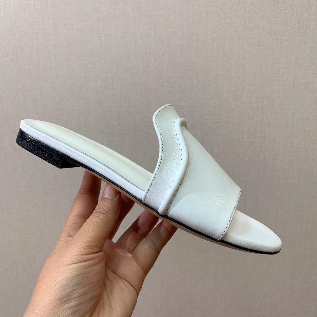 Bagsaaa L0r0 P1ana Sesia leather slides in white