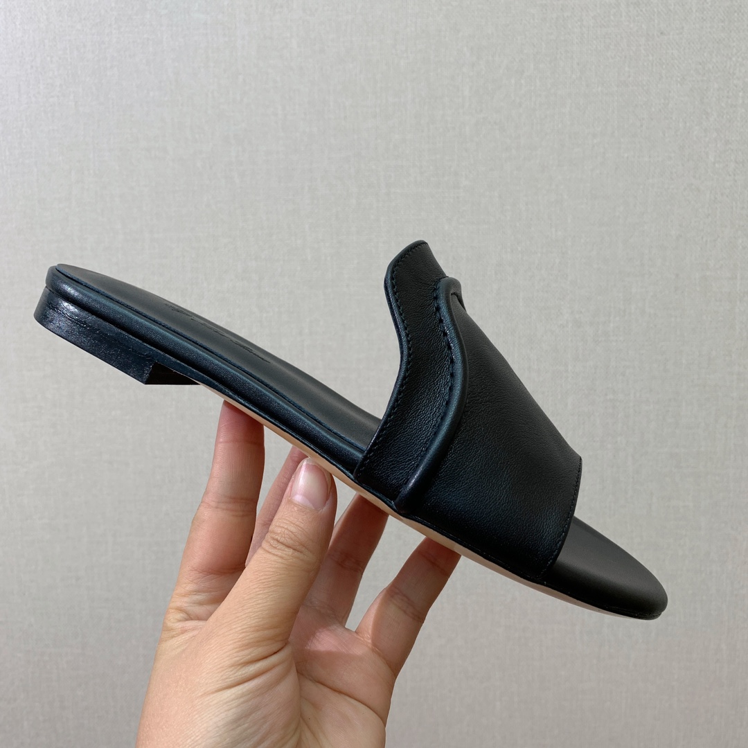 Bagsaaa L0r0 P1ana Sesia leather slides in black