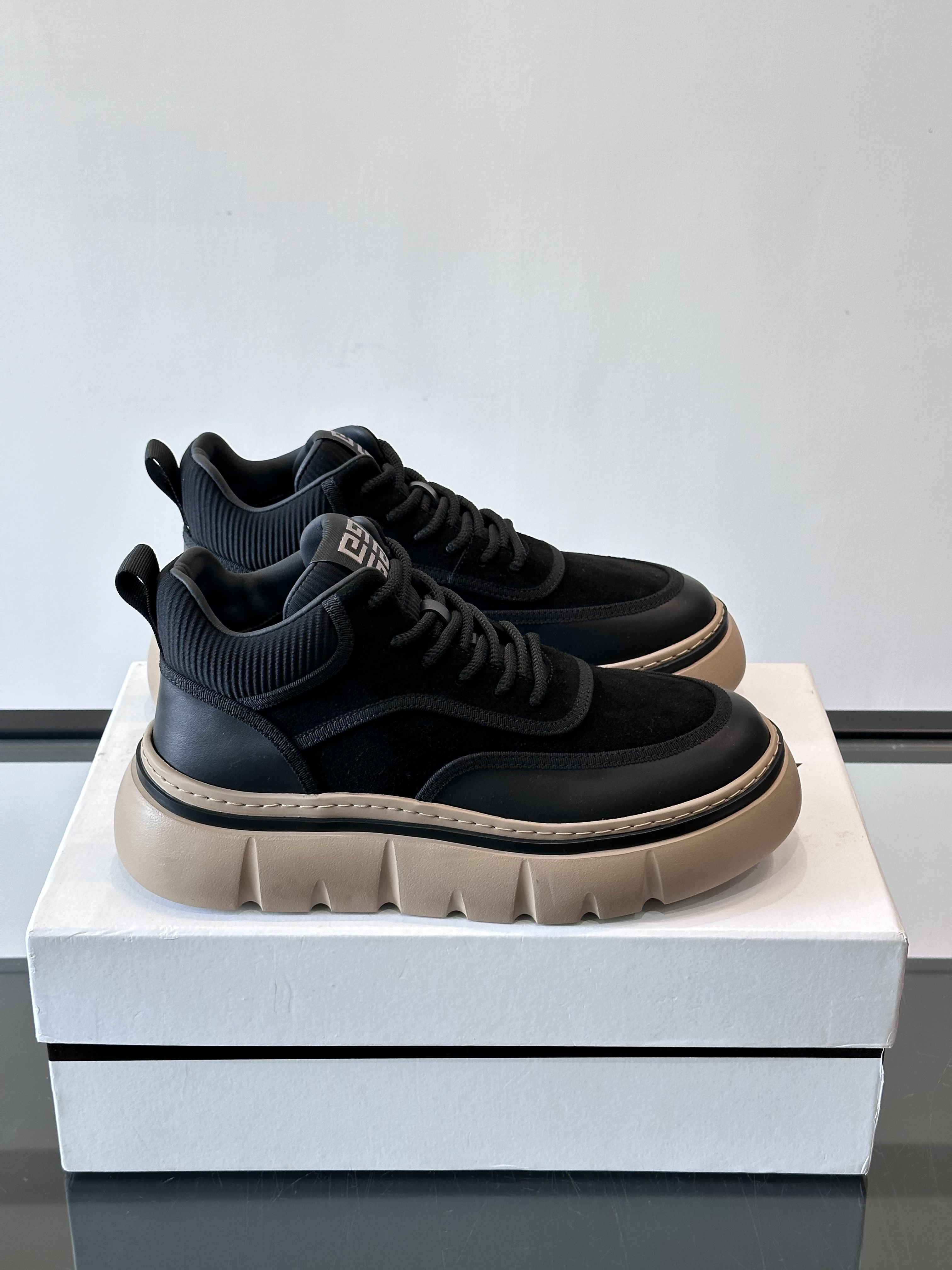 Bagsaaa Givenchy City Sport sneakers in suede black