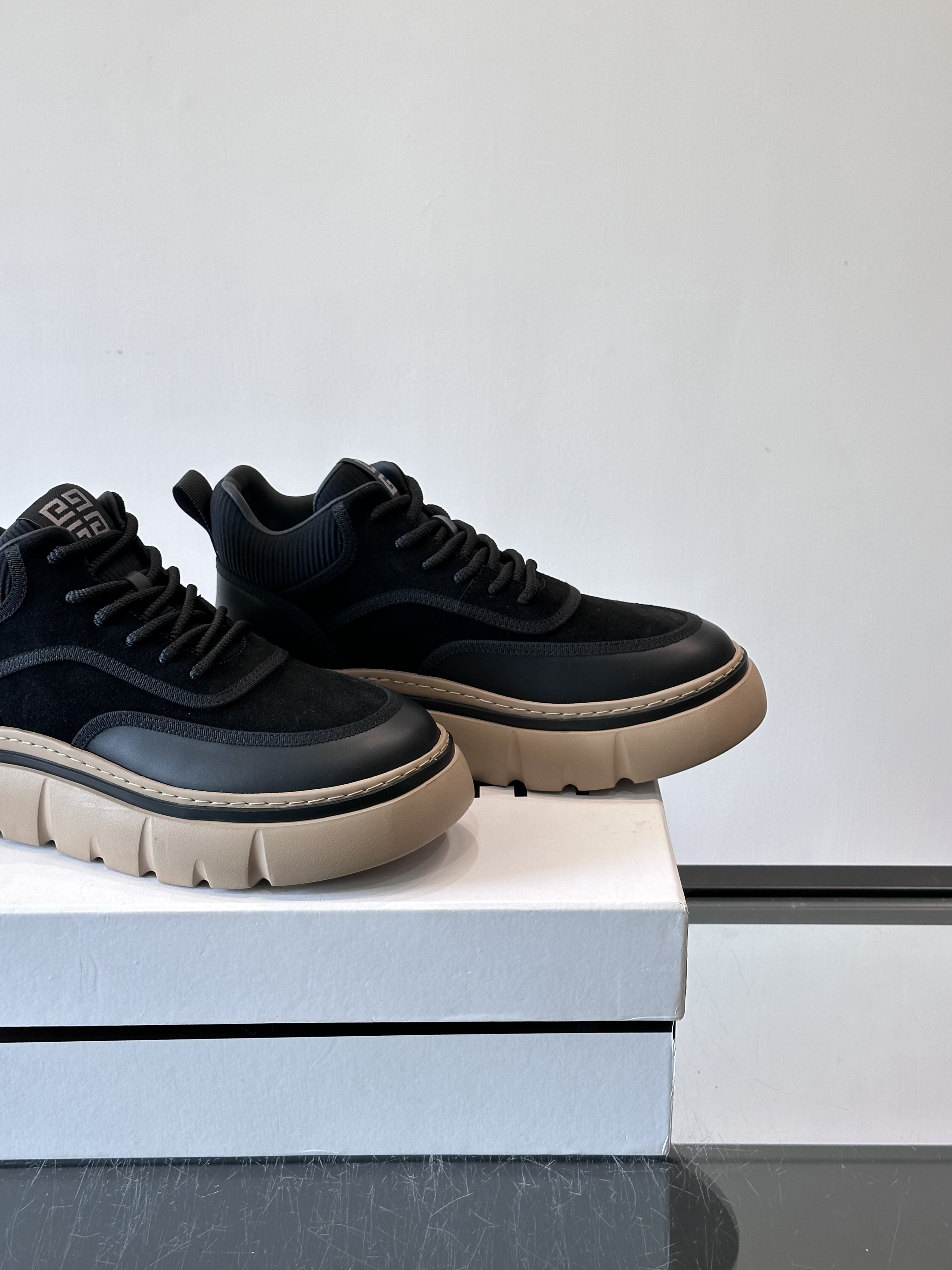 Bagsaaa Givenchy City Sport sneakers in suede black