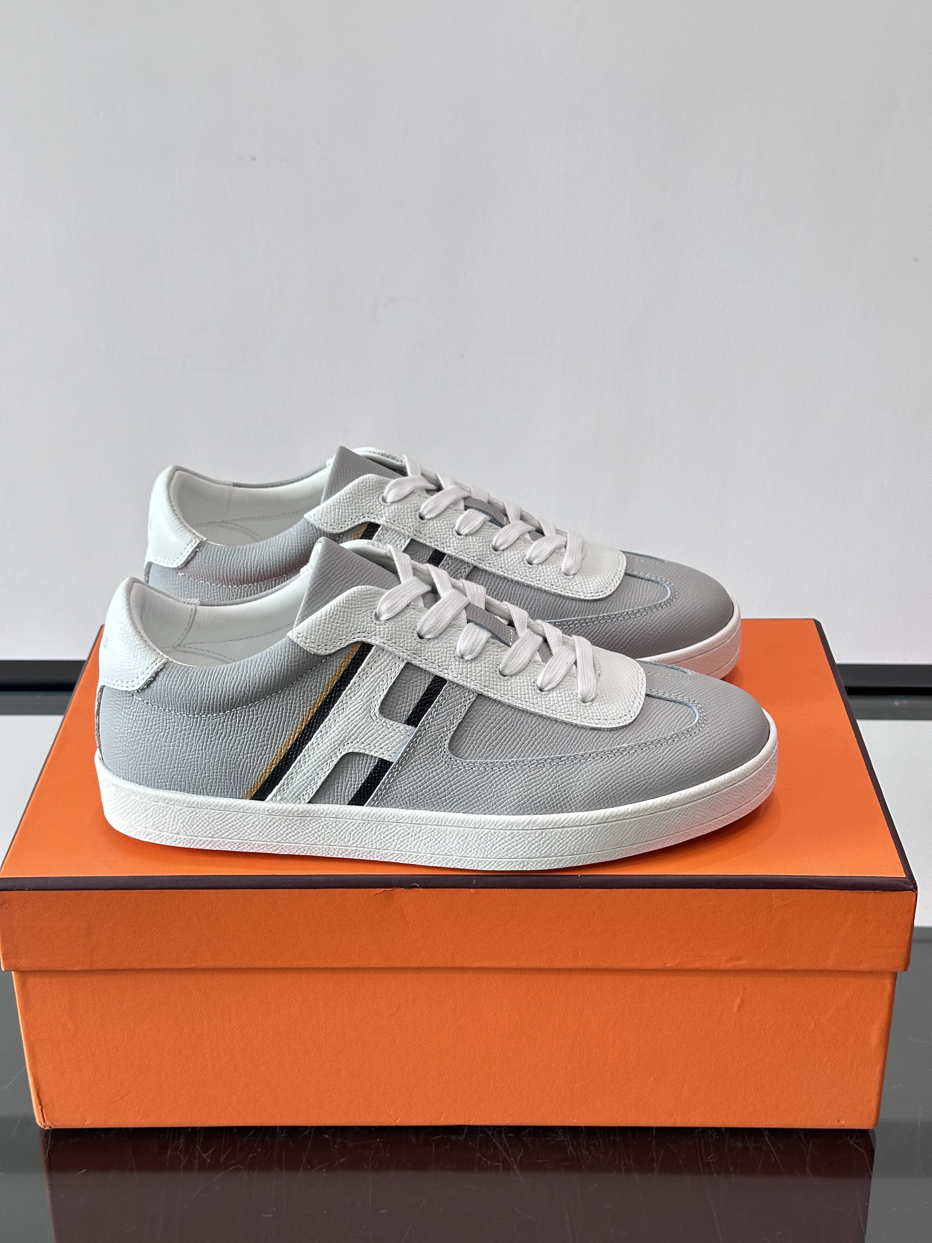 Bagsaaa H**me5 Boomerang sneaker gray & white