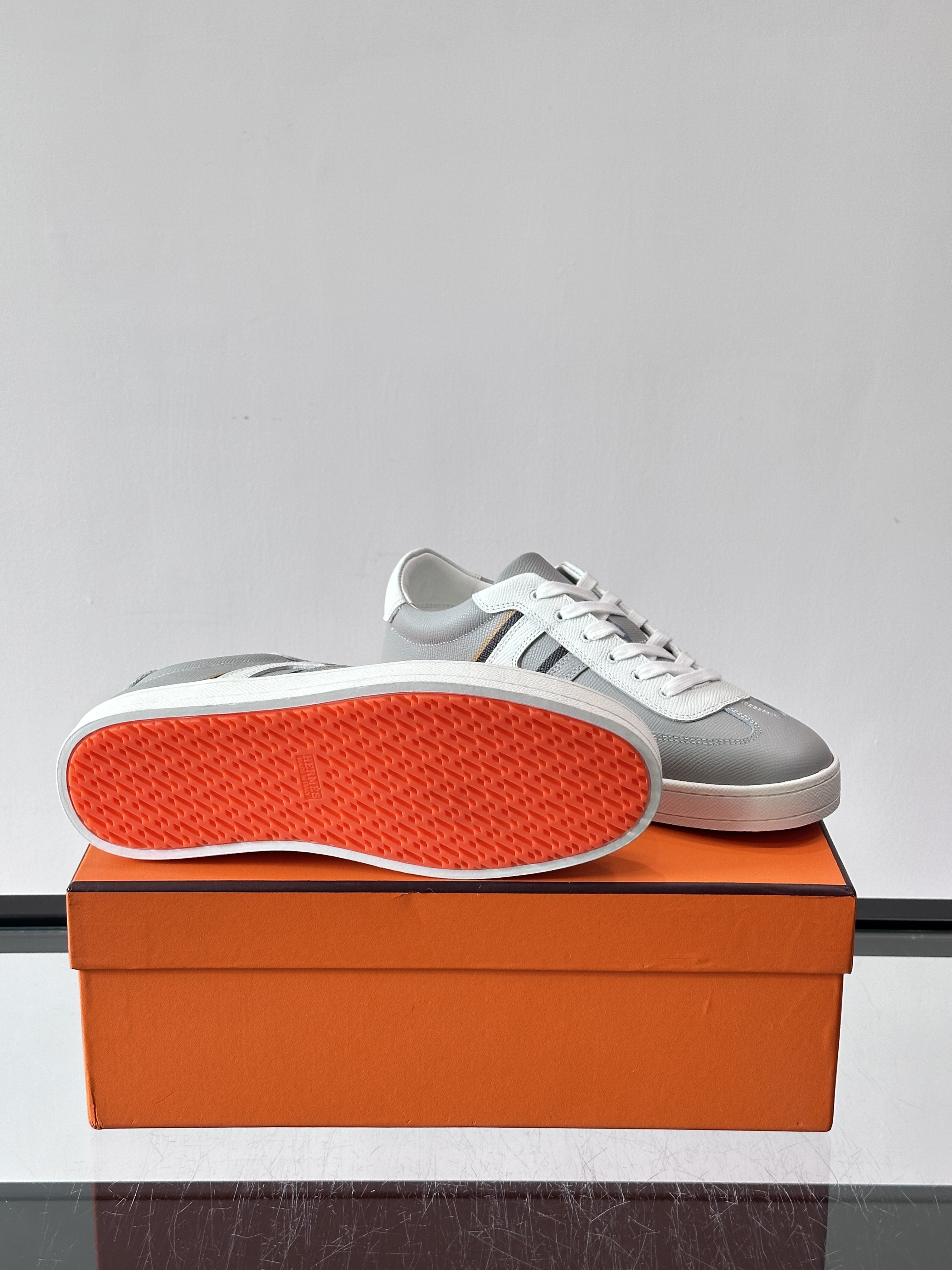 Bagsaaa H**me5 Boomerang sneaker gray & white