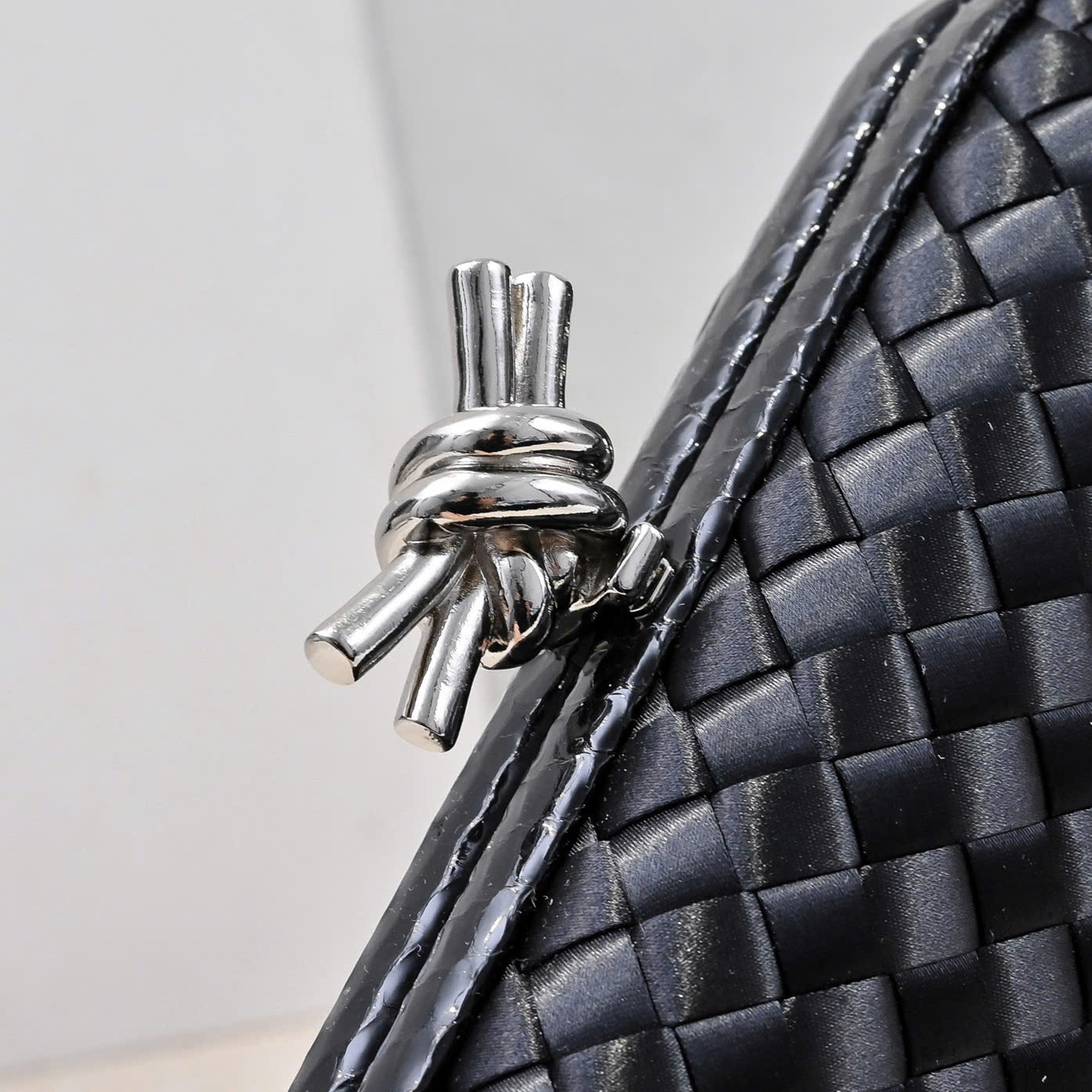 Bagsaaa B0tt*ga Ven*ta Intrecciato Knot clutch bag black - 20cm