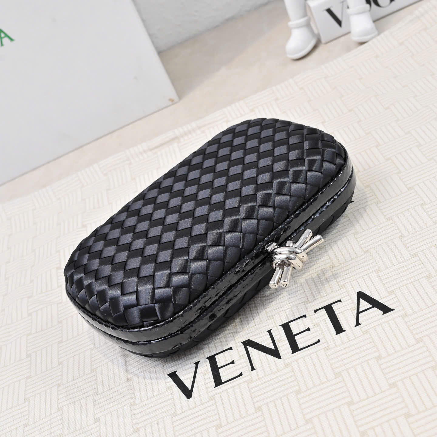 Bagsaaa B0tt*ga Ven*ta Intrecciato Knot clutch bag black - 20cm