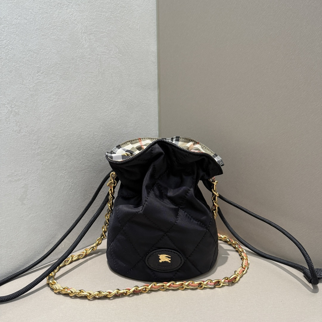 Bagsaaa Bv*b*rry Horseshoe Chain Pouch black - 19cm