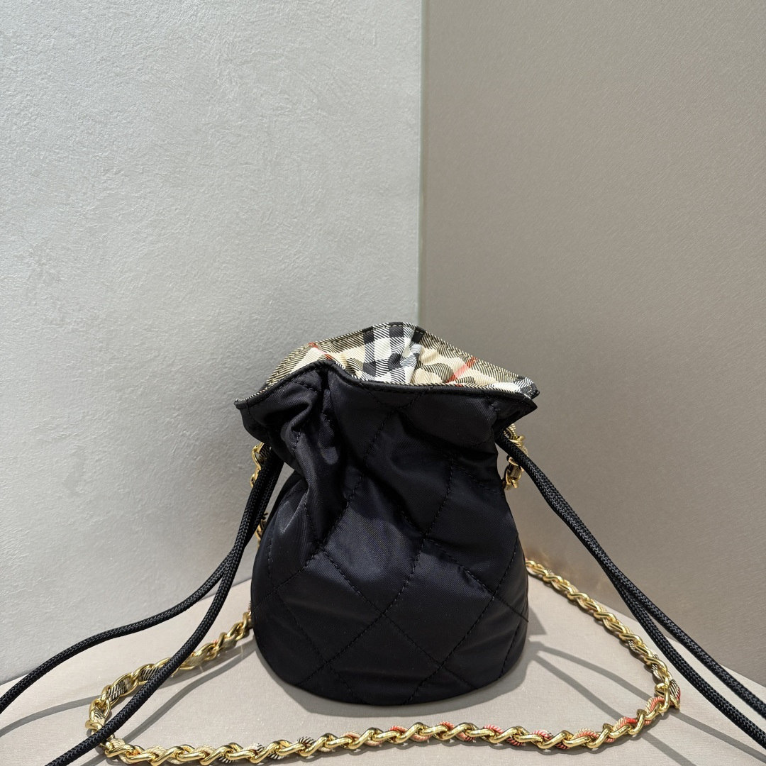 Bagsaaa Bv*b*rry Horseshoe Chain Pouch black - 19cm