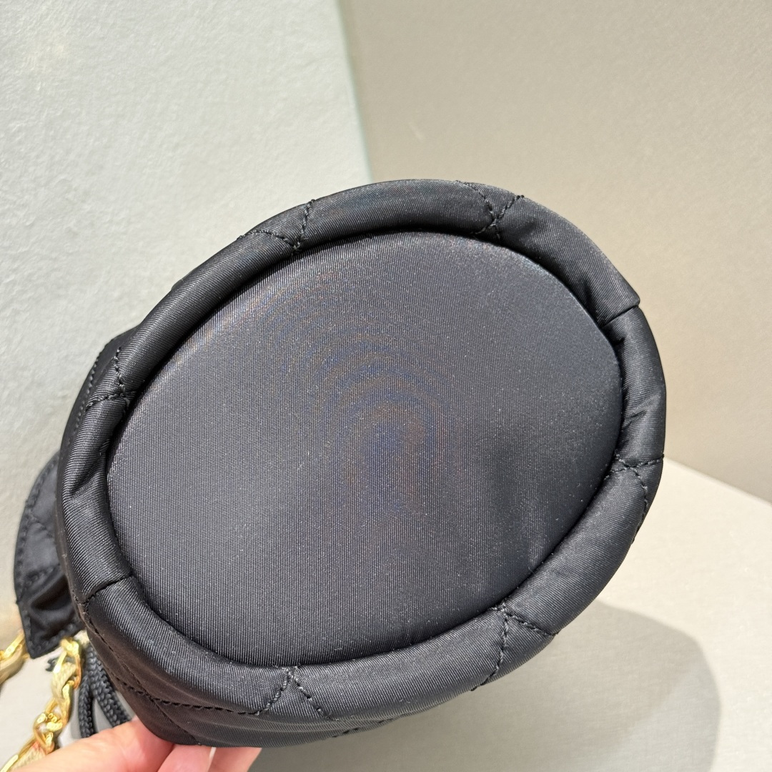 Bagsaaa Bv*b*rry Horseshoe Chain Pouch black - 19cm