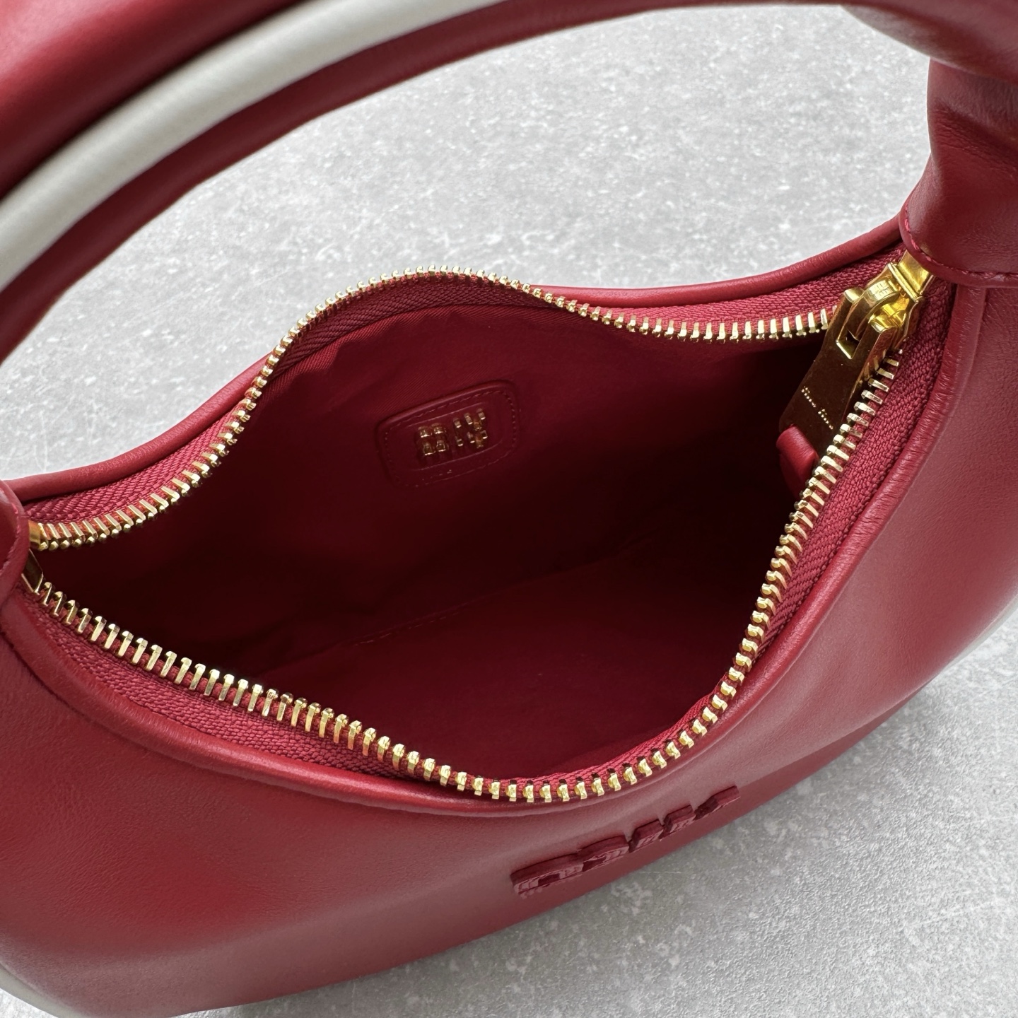 Bagsaaa red Miu Miu Wander bag in smooth leather with white contrast piping - 23cm