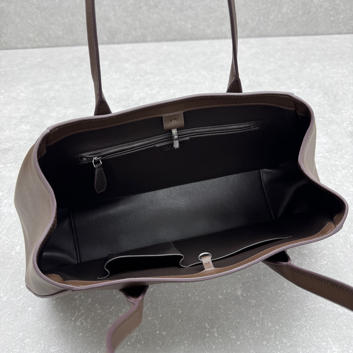 Bagsaaa The R0w Alger leather shoulder bag in deep brown color - 39cm