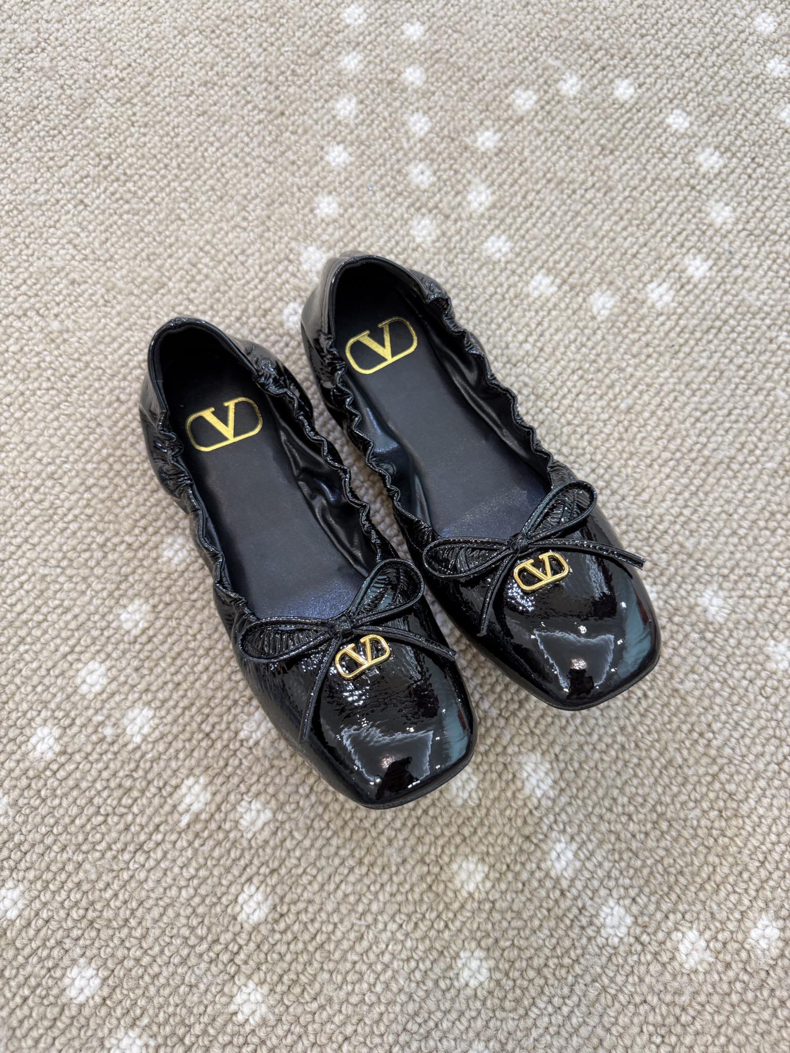 Bagsaaa Va1e*ntin0 Garavani VLogo Signature Patent Ballet Flats black