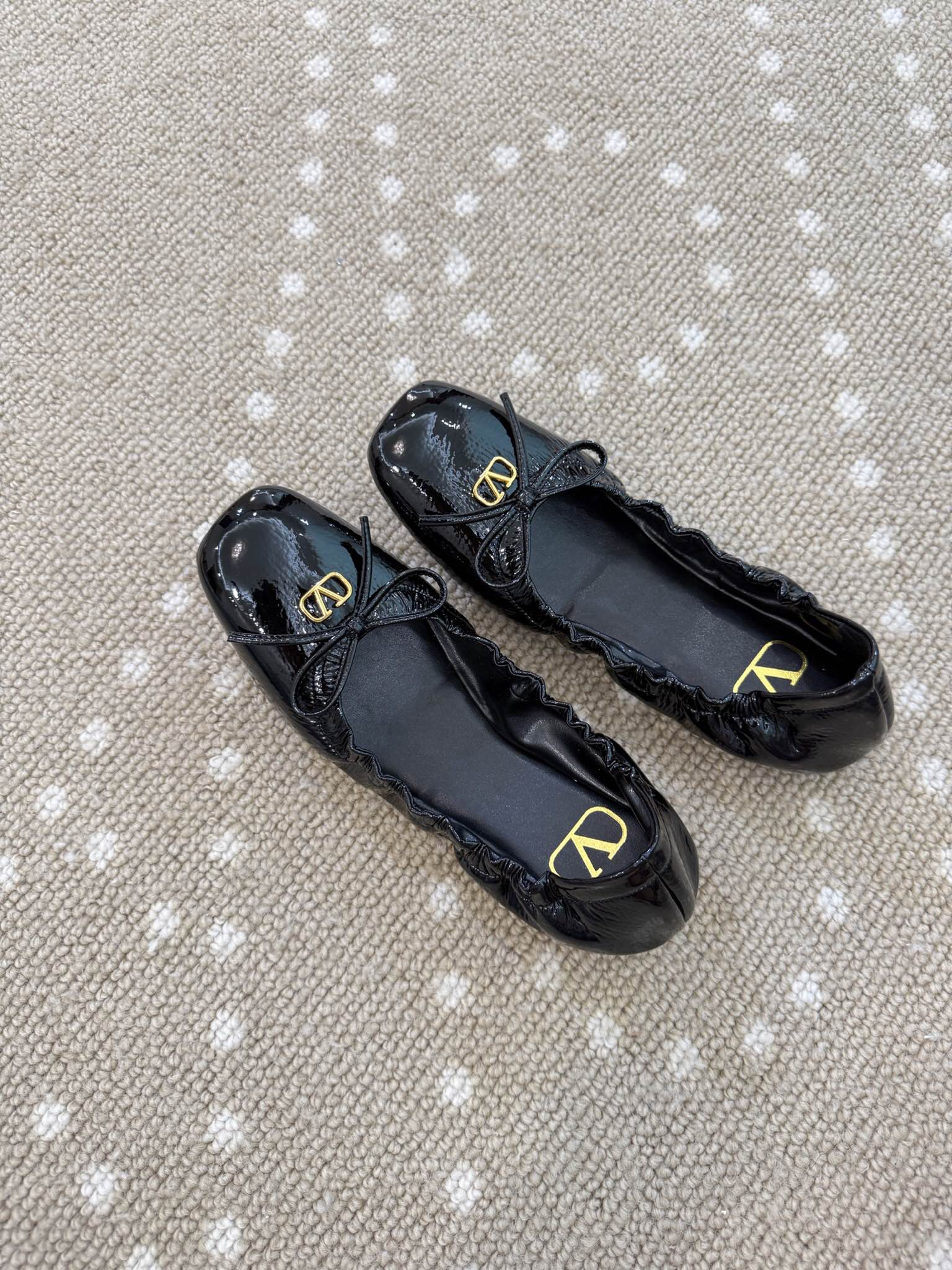 Bagsaaa Va1e*ntin0 Garavani VLogo Signature Patent Ballet Flats black