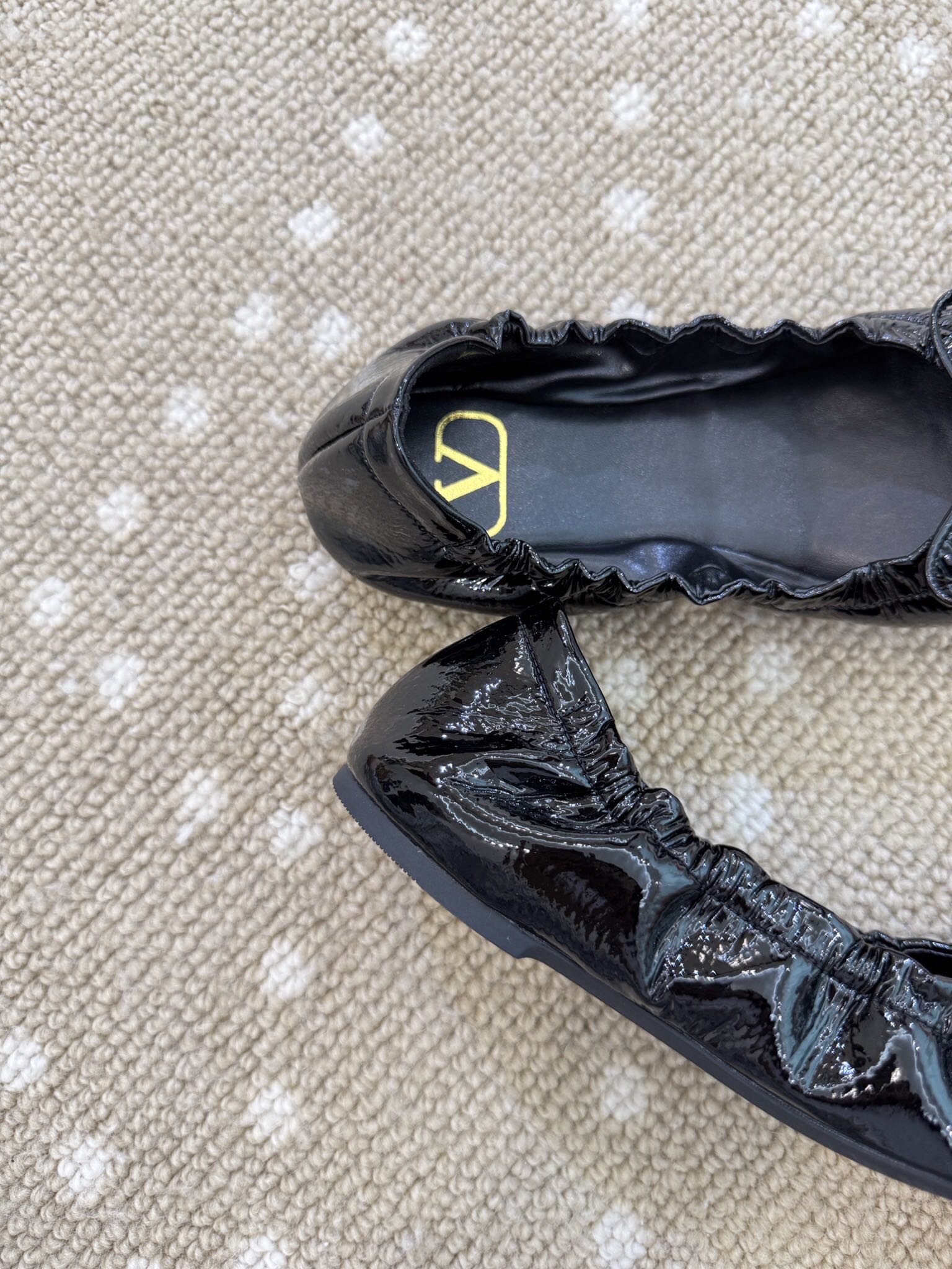 Bagsaaa Va1e*ntin0 Garavani VLogo Signature Patent Ballet Flats black