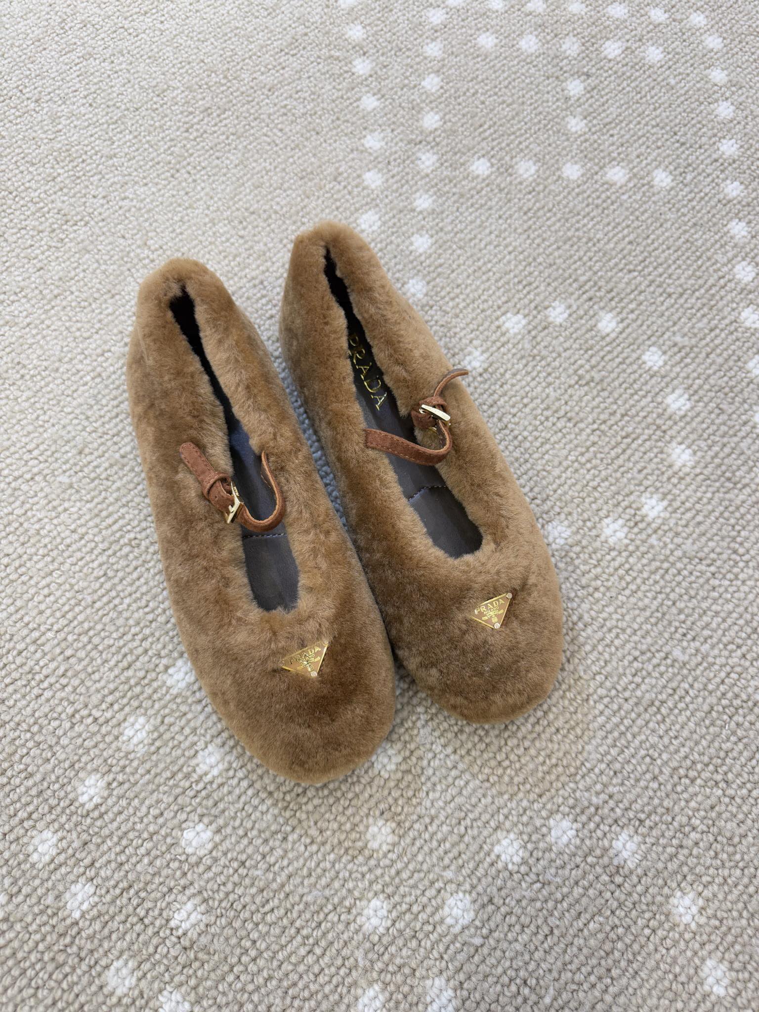 Bagsaaa Pra*a Shearling ballerinas brown