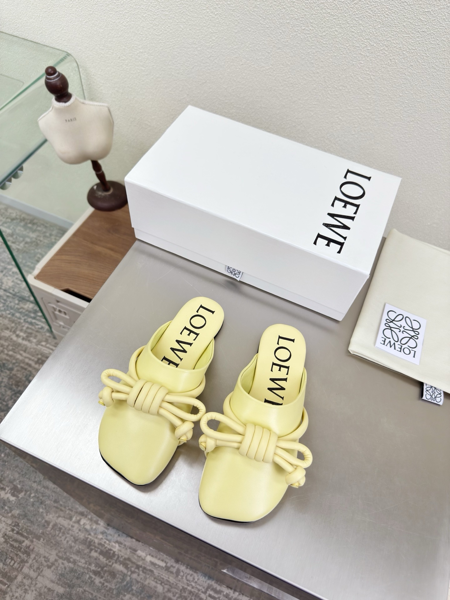 Bagsaaa L0ew* Flamenco Knot mule in lambskin Butter Yellow