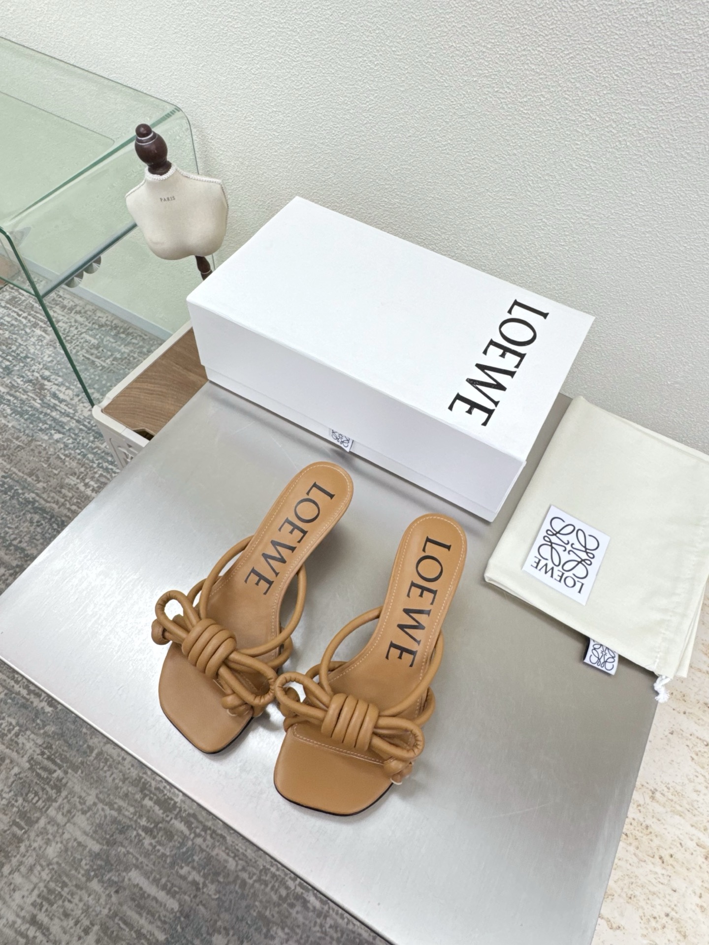 Bagsaaa L0ew* Flamenco Knot sandal in lambskin brown