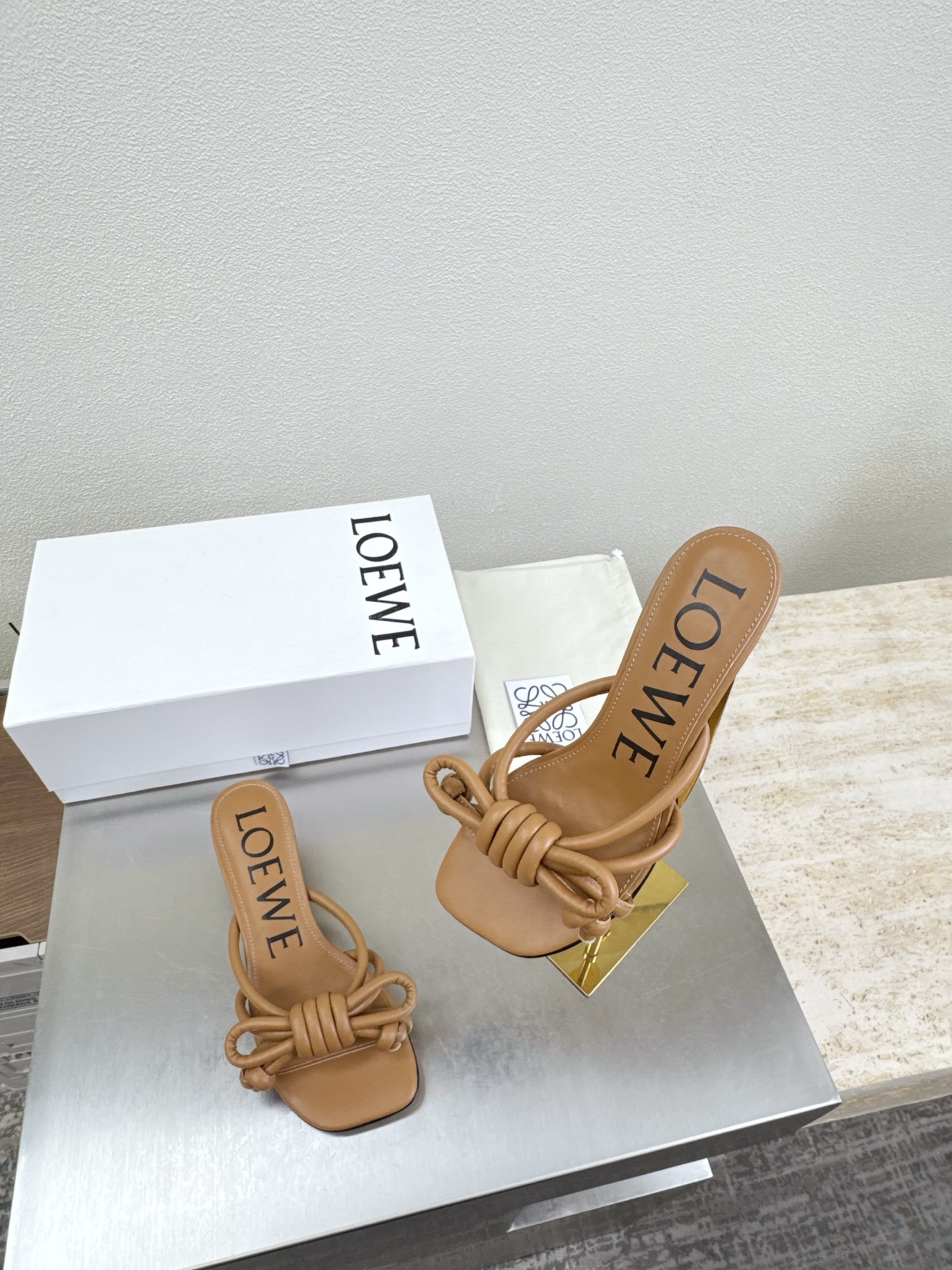 Bagsaaa L0ew* Flamenco Knot sandal in lambskin brown